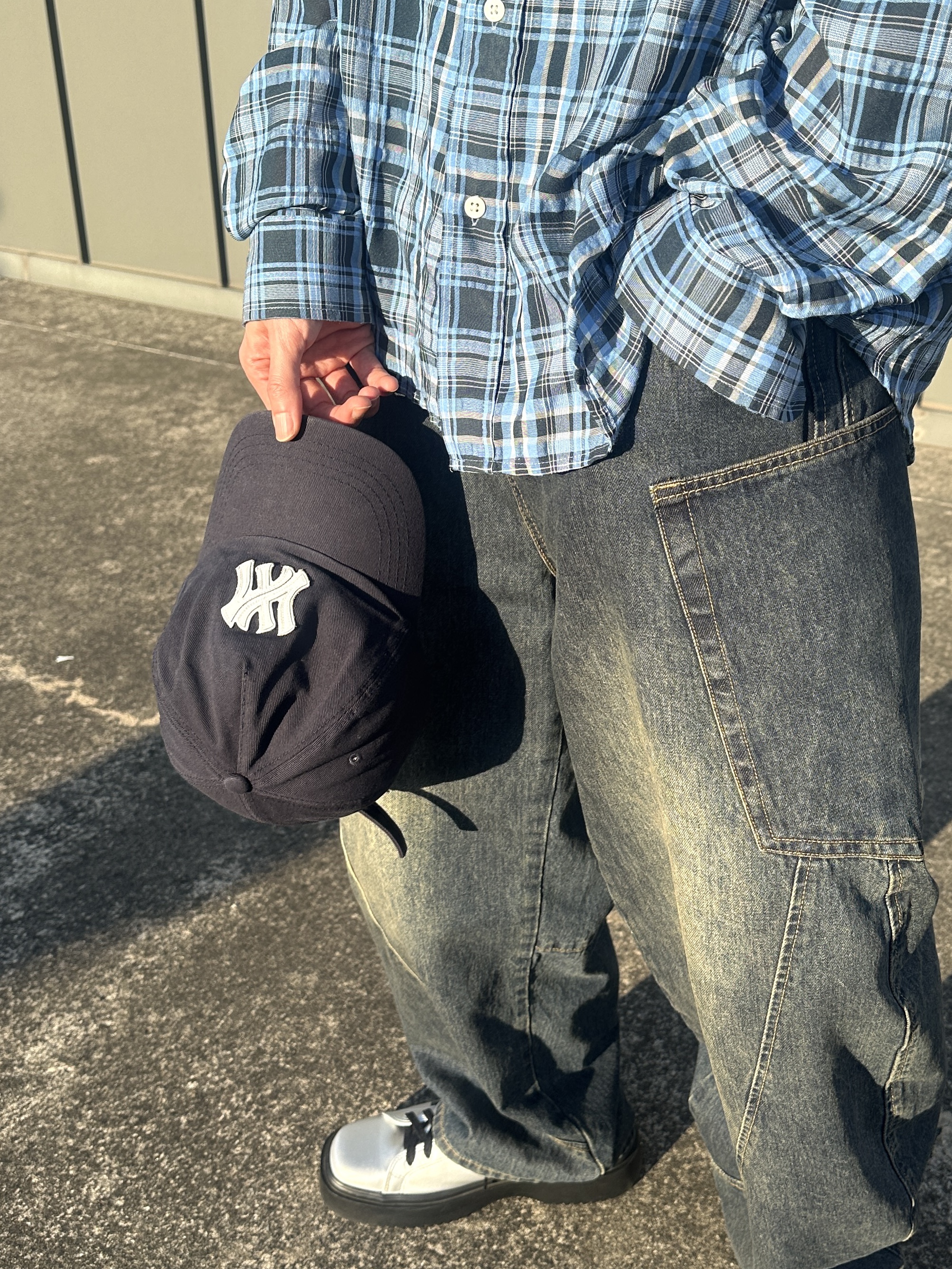 Farfromwhat Far Patch Logo Cap Navy 착용 스타일 - 2