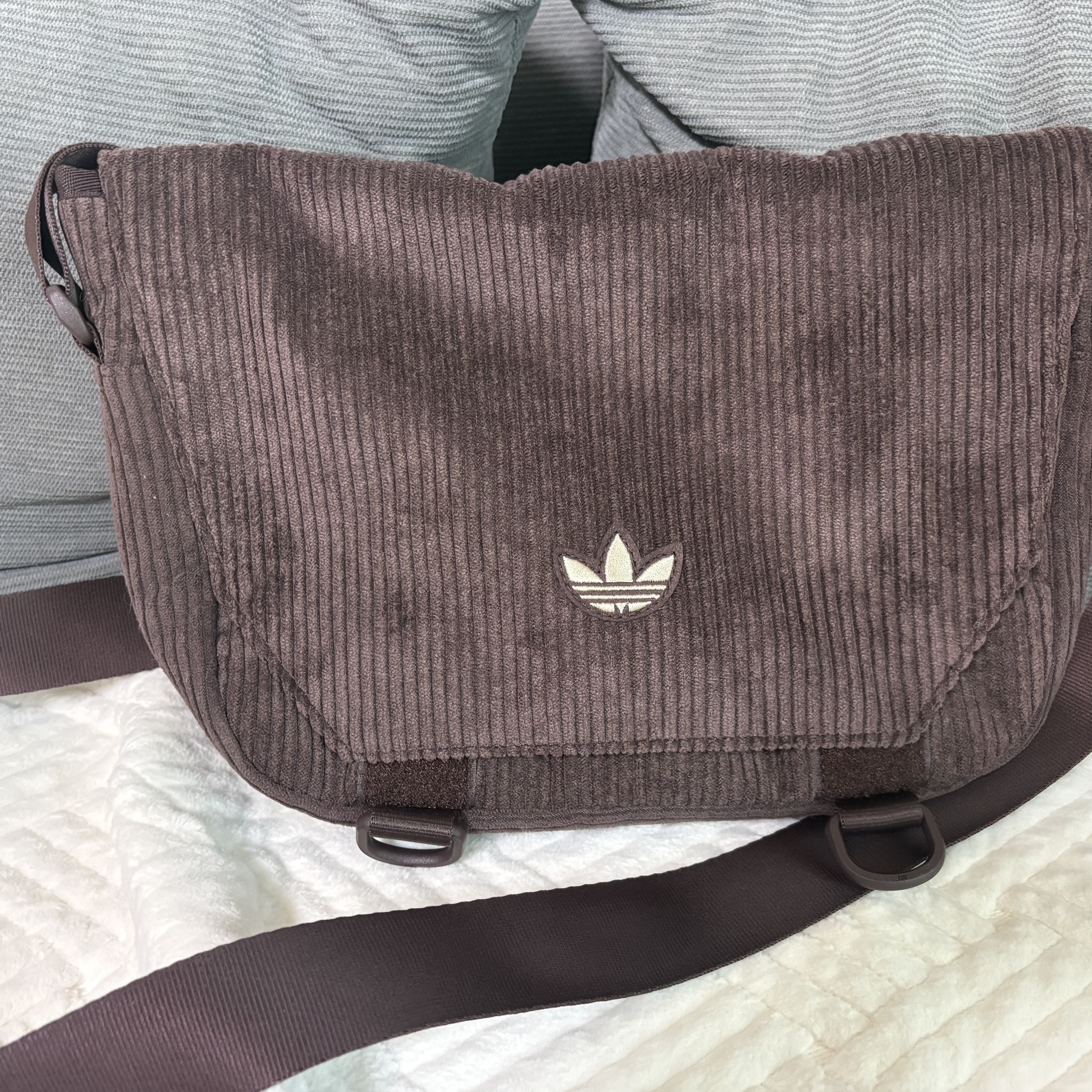 Adidas NEXT+ Corduroy Messenger Bag Shadow Brown 착용 스타일