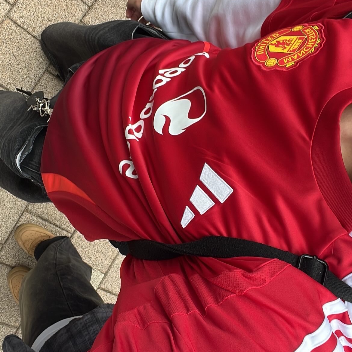 Adidas Manchester United 2024/25 Home Jersey Manchester United FC Red - KR Sizing (Non Marking Ver.), Adidas Essentials Loose Fit 3S Long Sleeve T-Shirt White - KR Sizing 착용 스타일 - 2