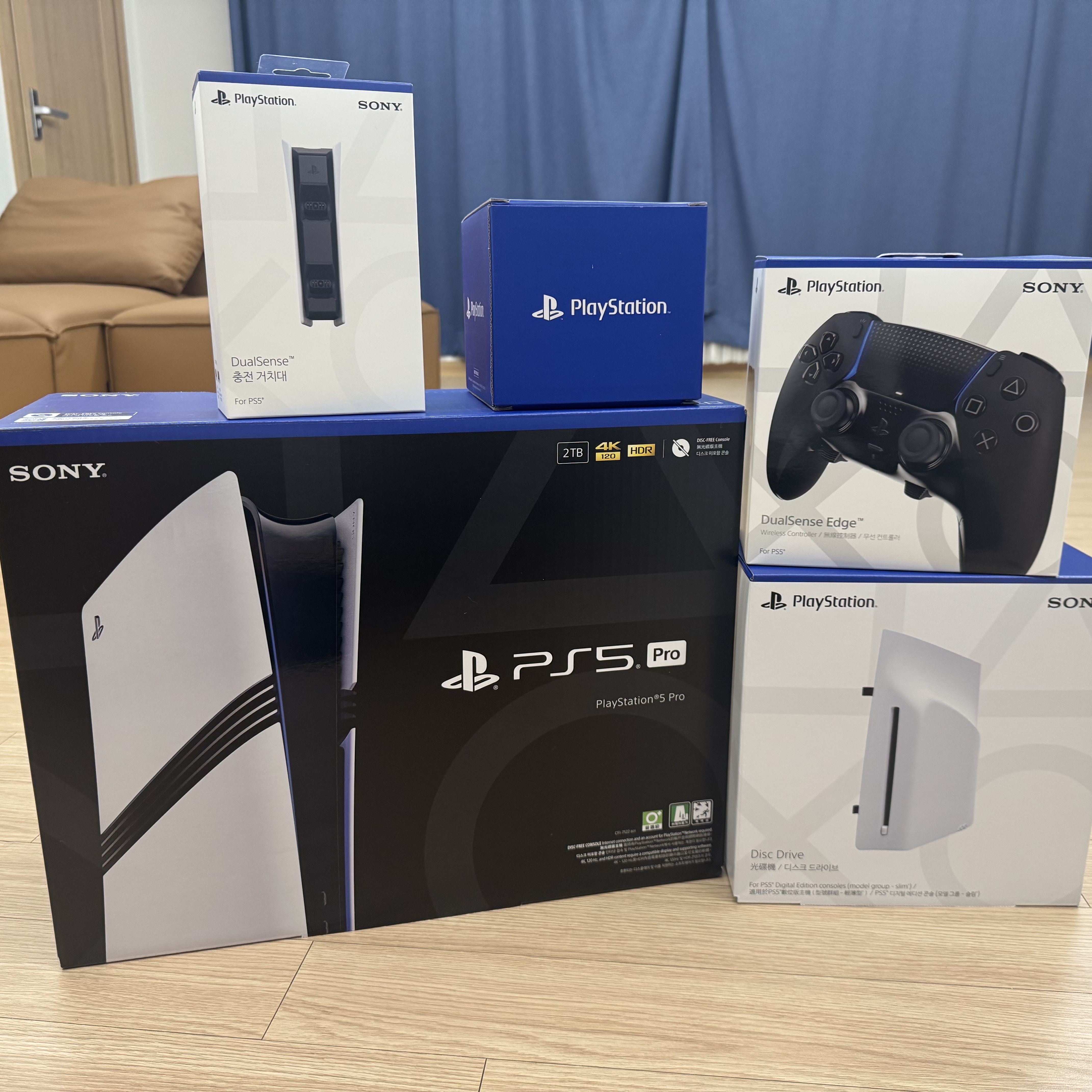 [7% 적립] PlayStation 5 Pro - 2TB, PlayStation 5 DualSense Charging Station 착용 스타일