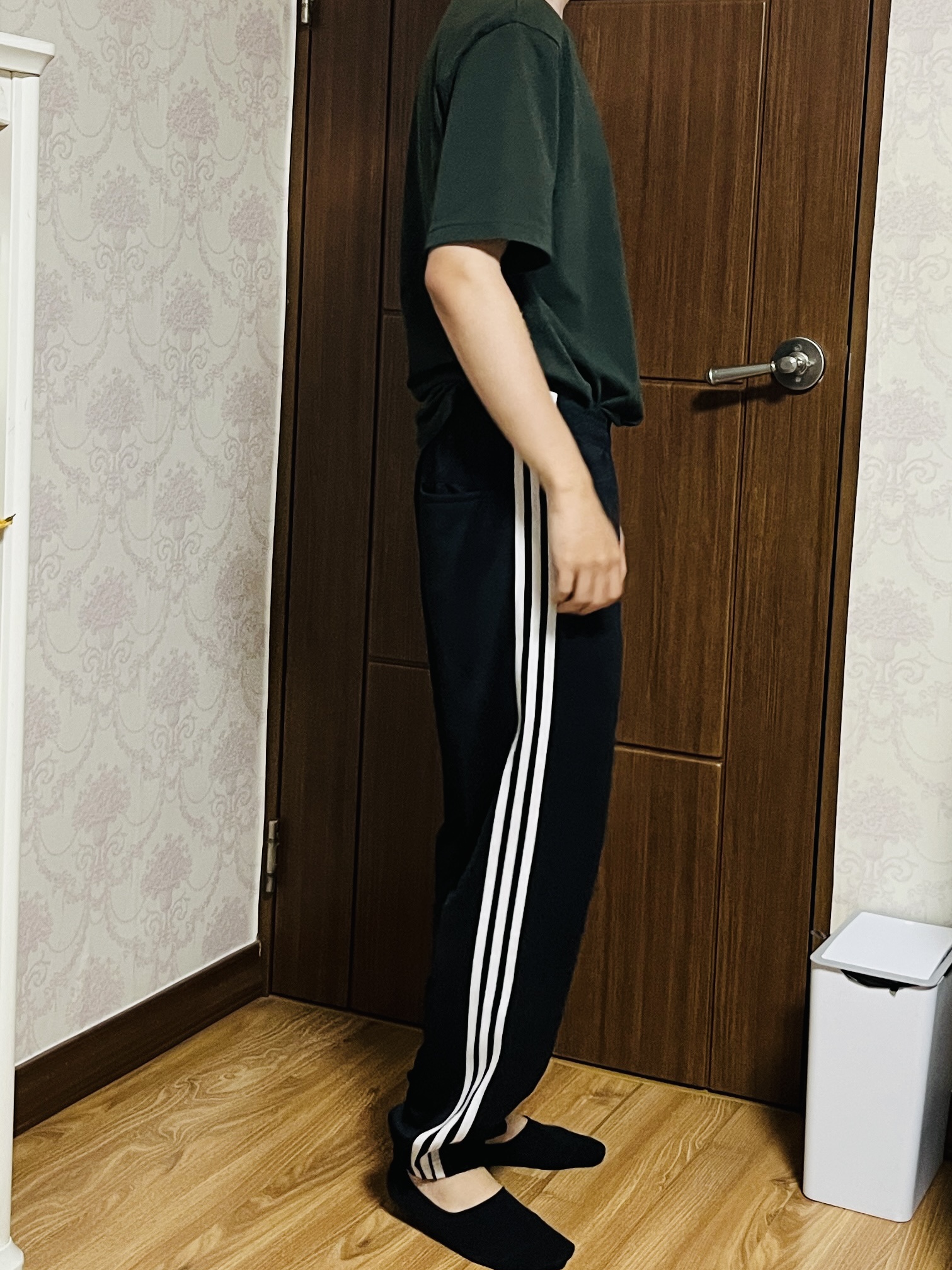 Adidas 3S Loose Fit Light Woven Track Pants Black White - KR Sizing 착용 스타일