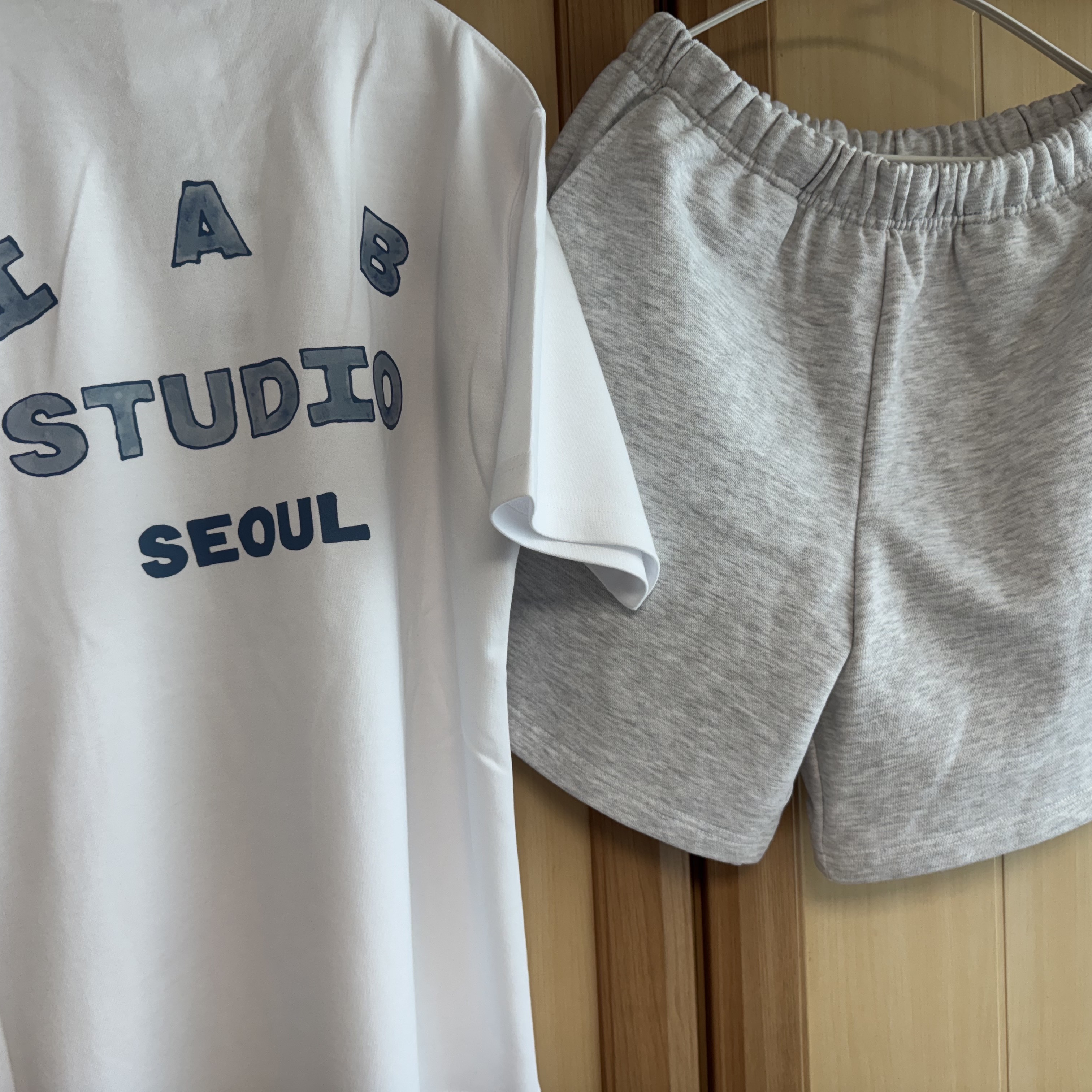 IAB Studio Seoul T-Shirt White, IAB Studio Seoul Shorts Light Gray 착용 스타일