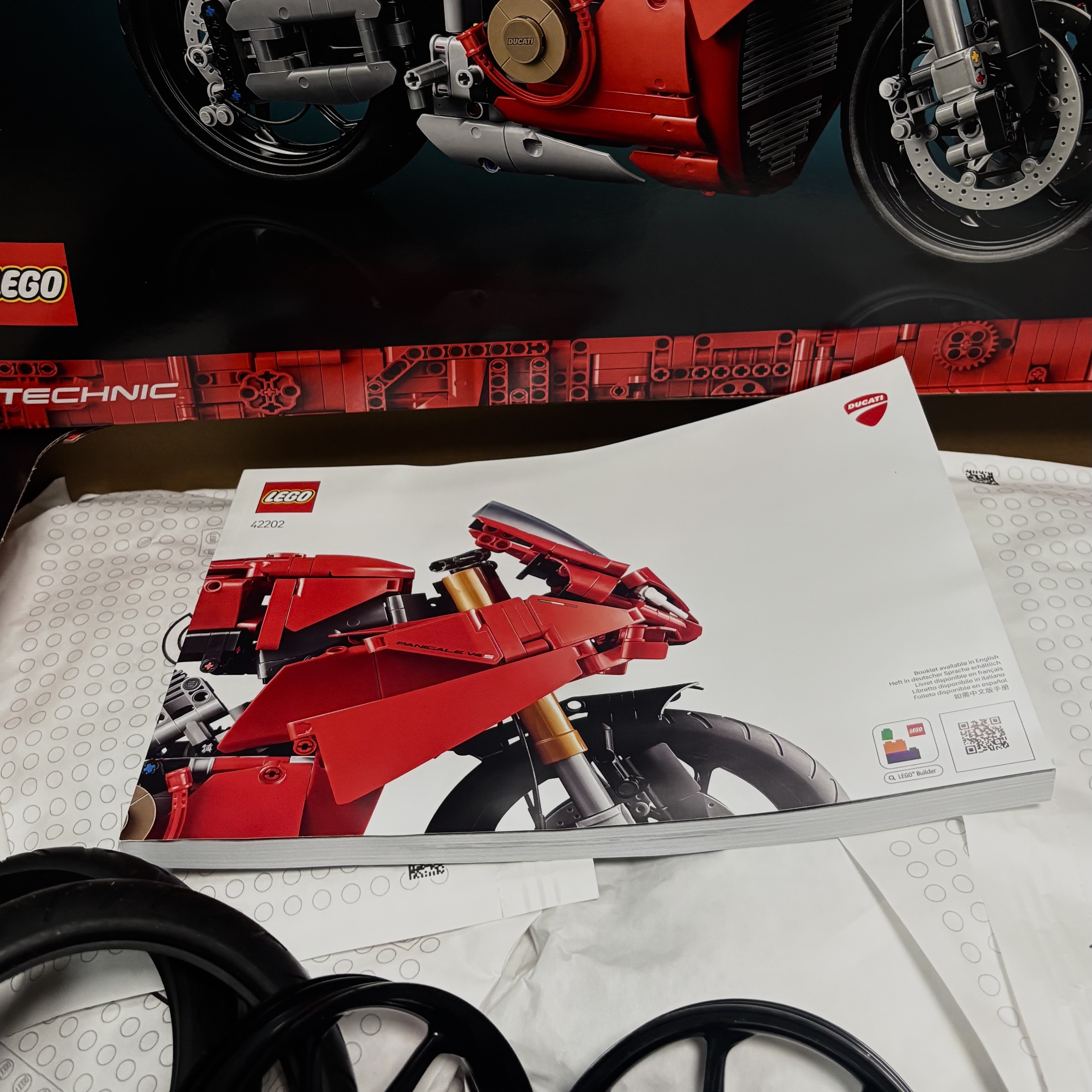 Lego Technic Ducati Panigale V4 S Motorcycle 착용 스타일
