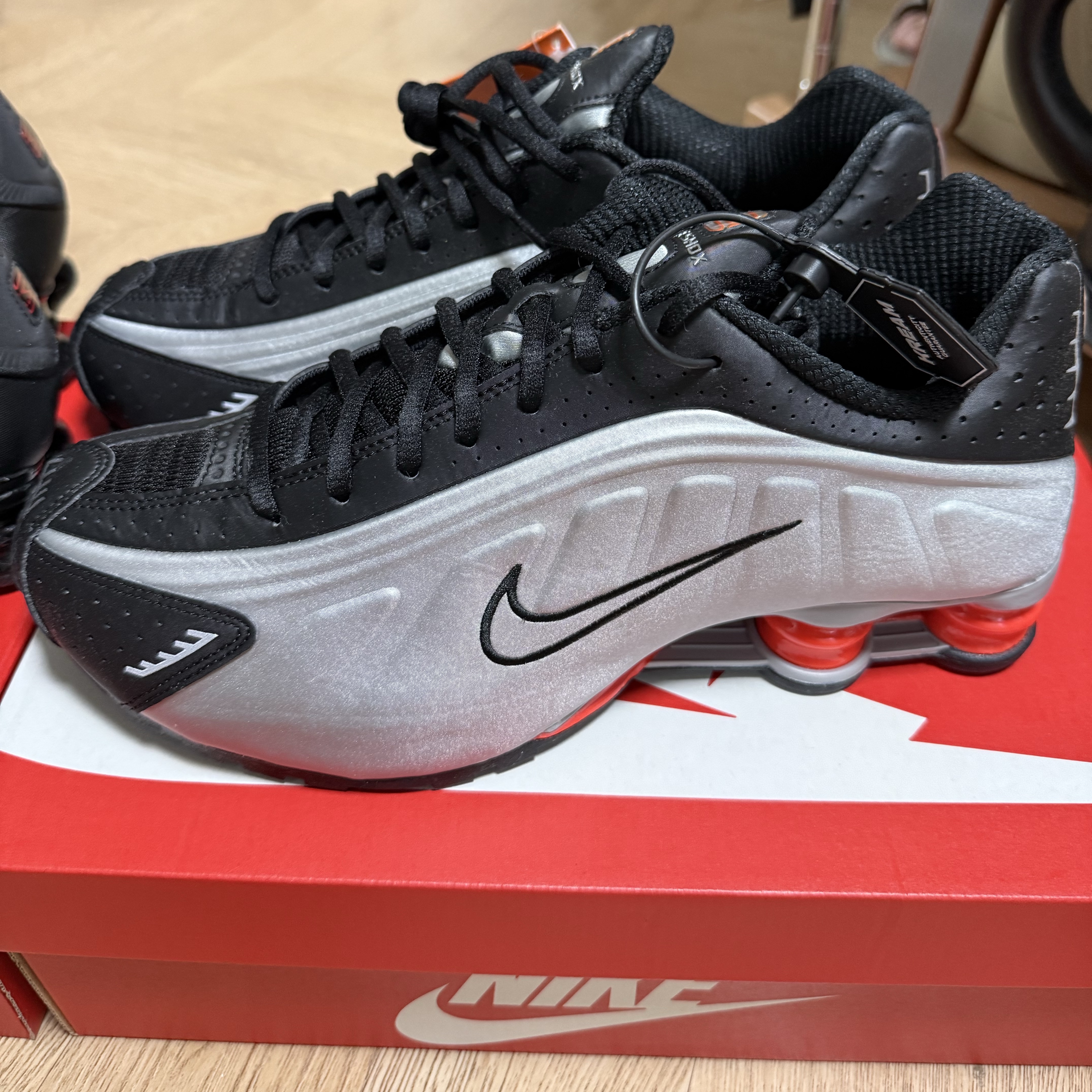 Nike Shox R4 Metallic Silver Red 착용 스타일