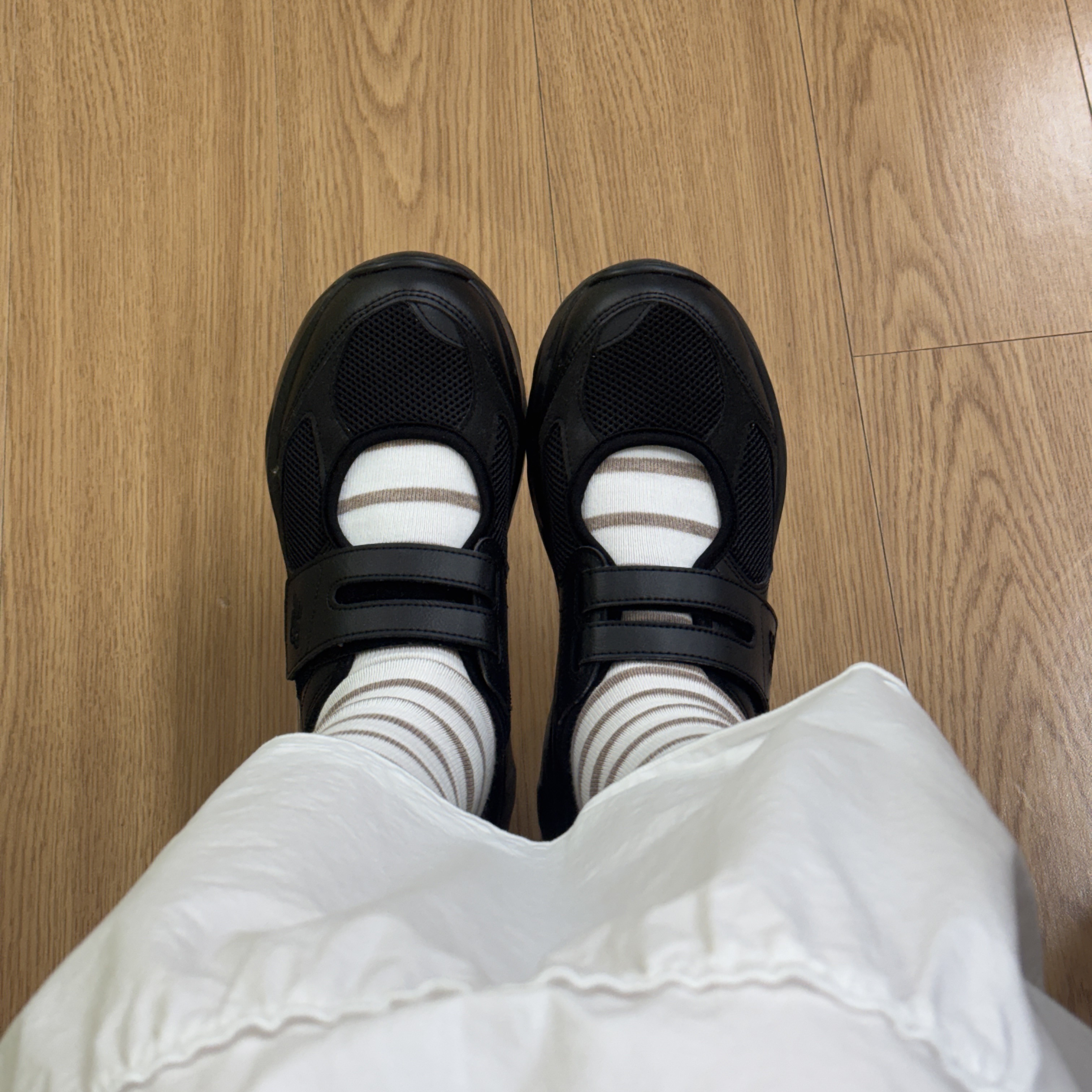 (W) New Balance Breeze SD2202 Triple Black 착용 스타일 - 1