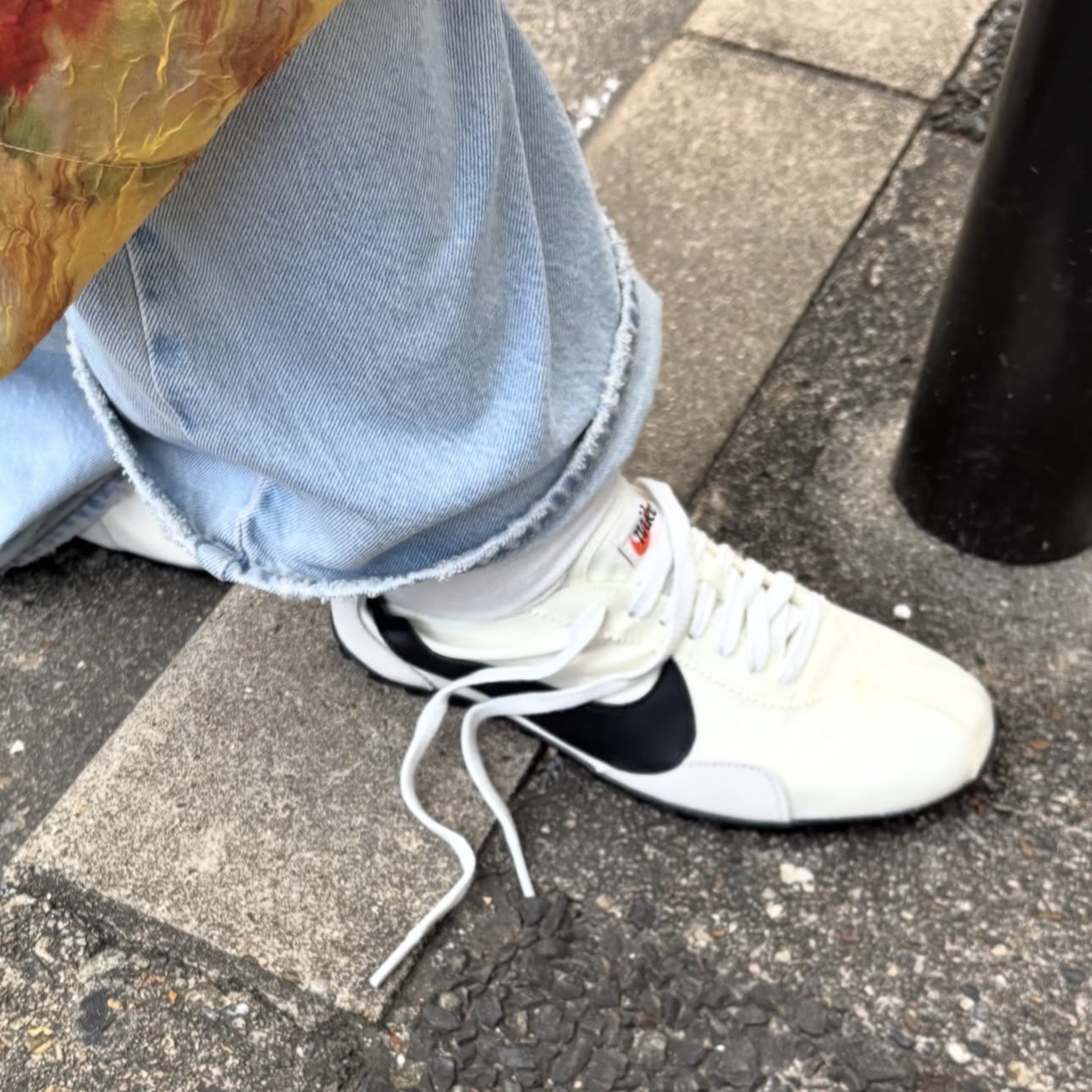 (W) Nike Moon Shoe Soft Pearl and Black 착용 스타일 - 1