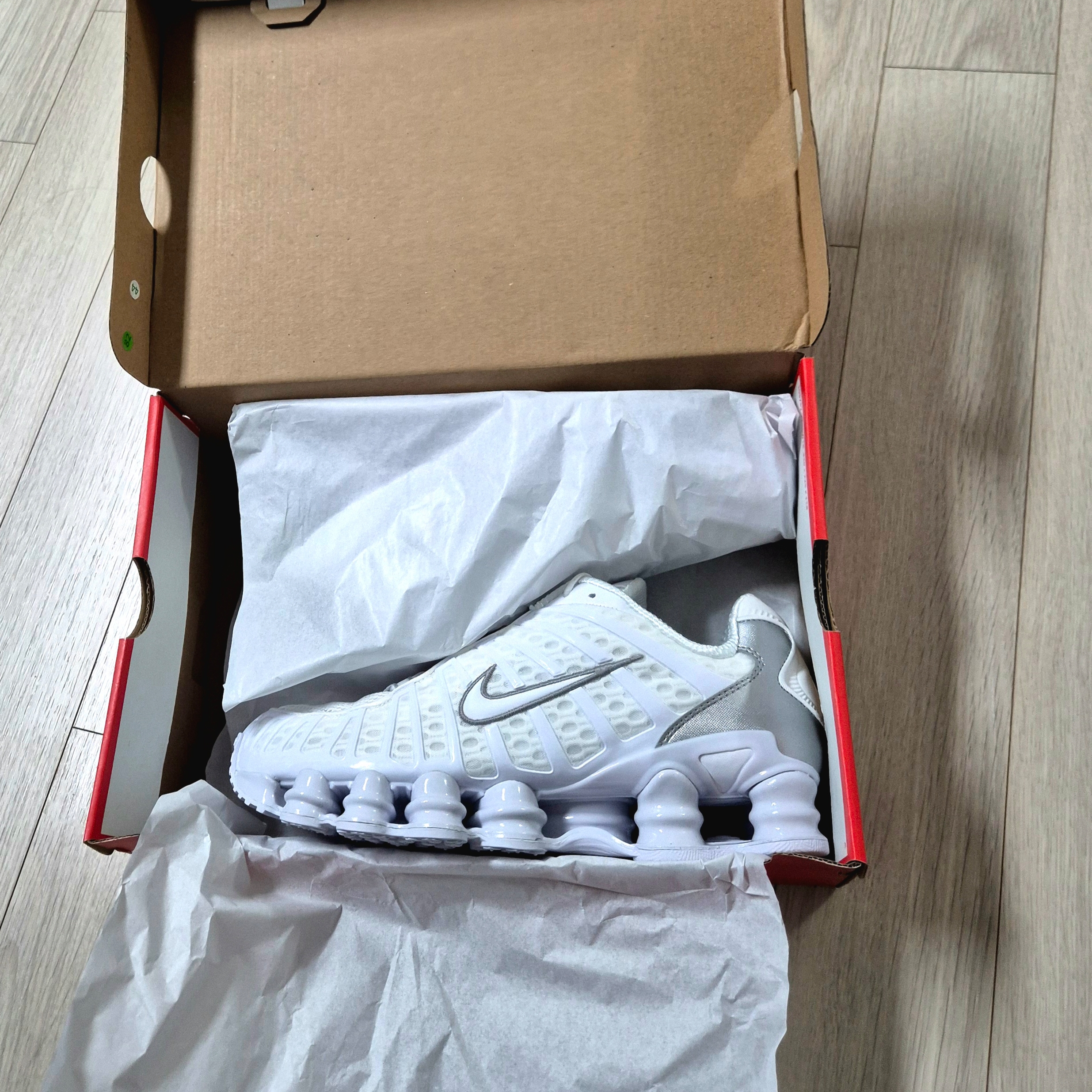 Nike Shox TL Metallic Silver 착용 스타일 - 2