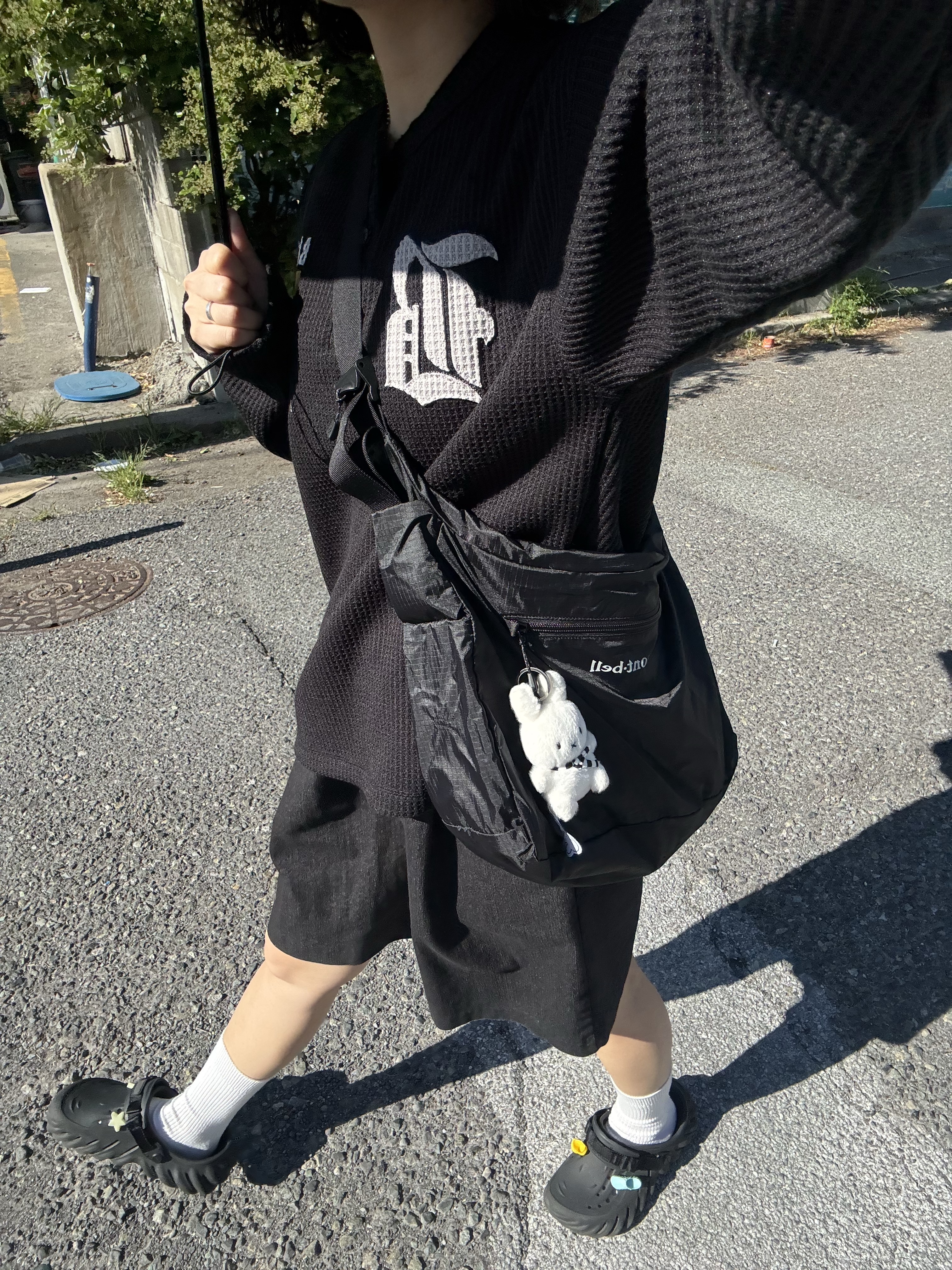 Montbell Pocketable Light Shoulder Bag Small Black, Miffy x Bon Ton Toys Sitting Keychain with Scarf White 착용 스타일 - 7