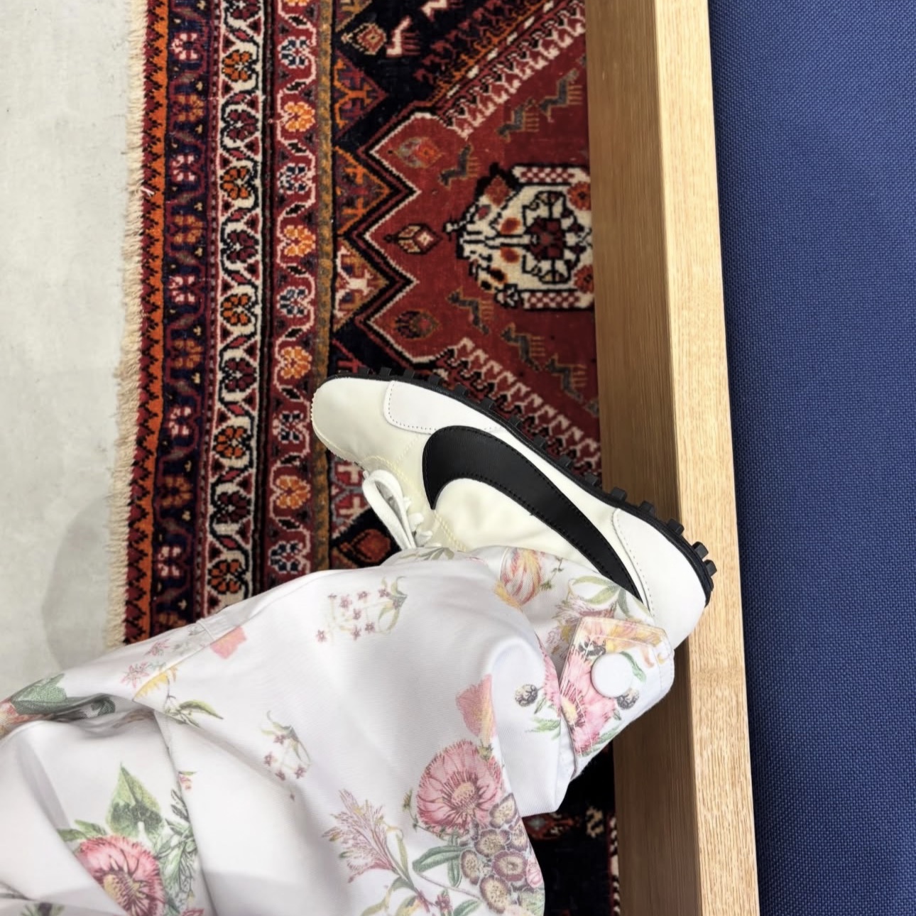 (W) Nike Moon Shoe Soft Pearl and Black 착용 스타일 - 2