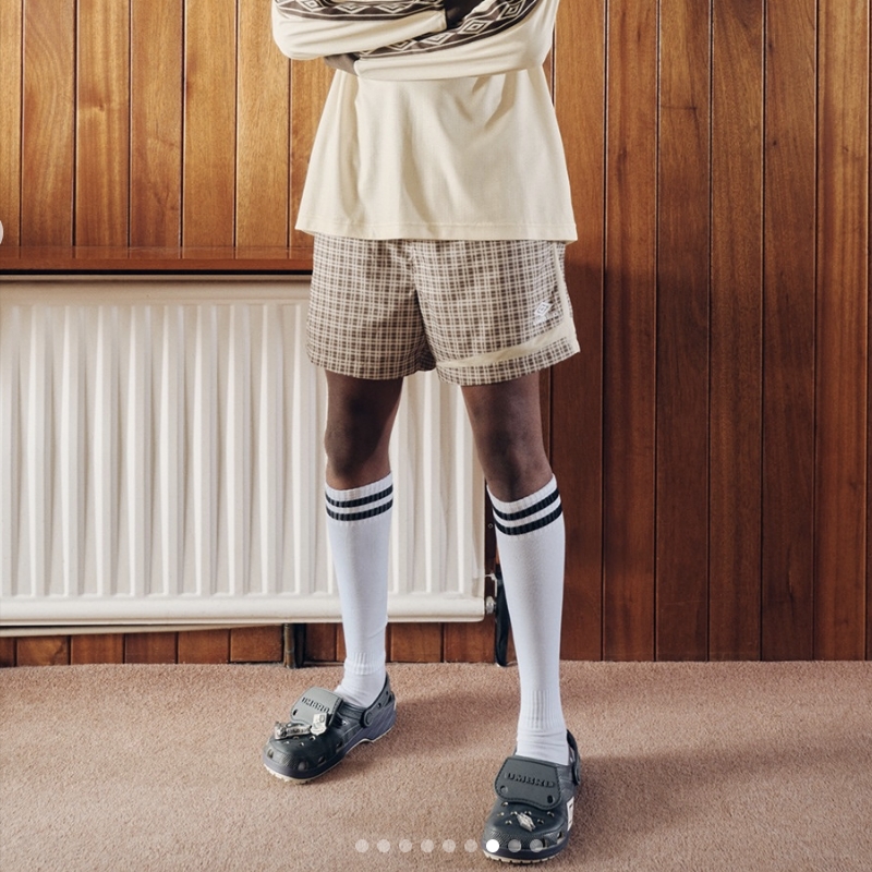 Crocs x Umbro Classic Clog Bone Slate Grey 착용 스타일