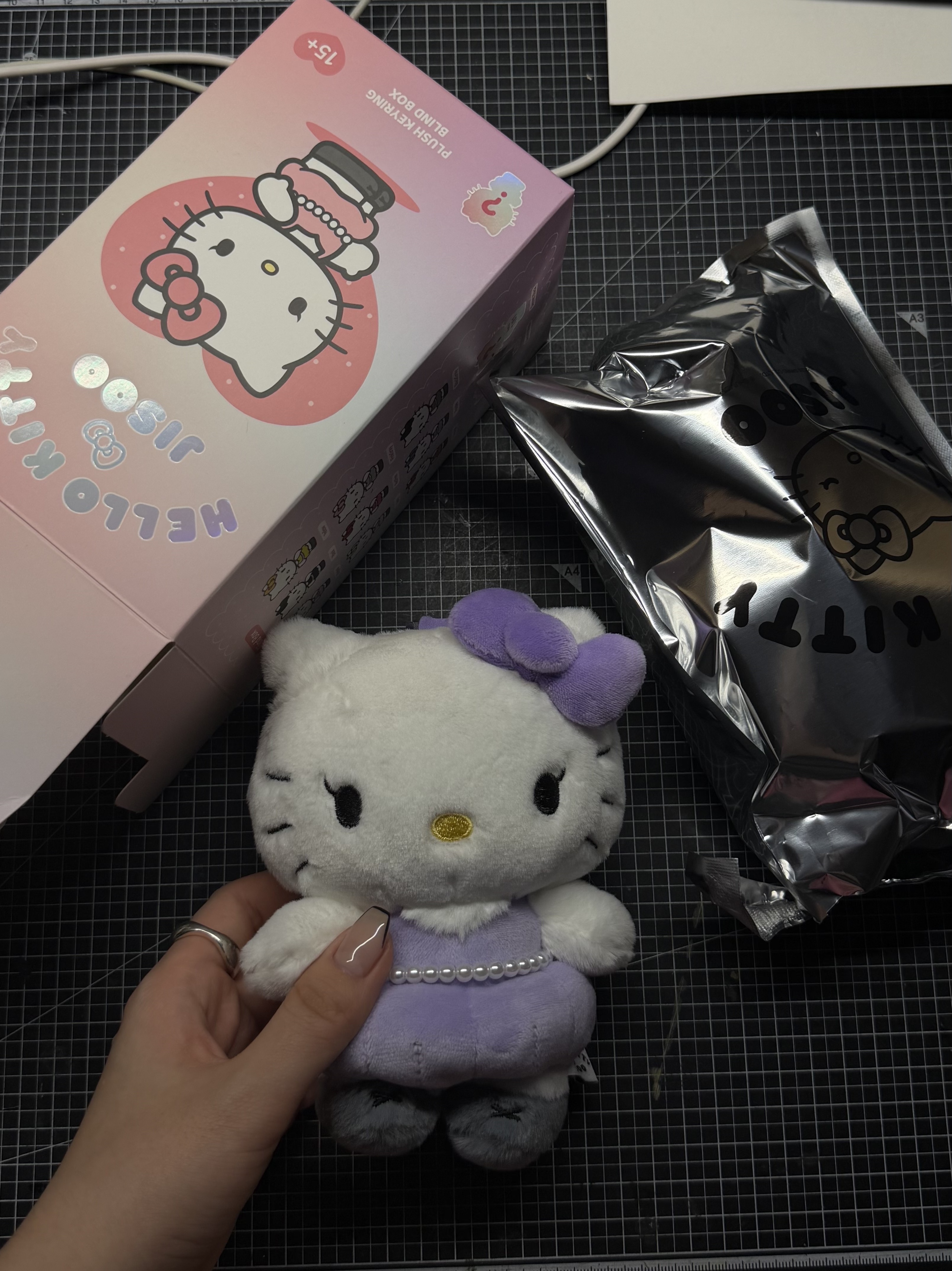 [HELLO KITTY x JISOO] Plush Keychain 착용 스타일 - 1