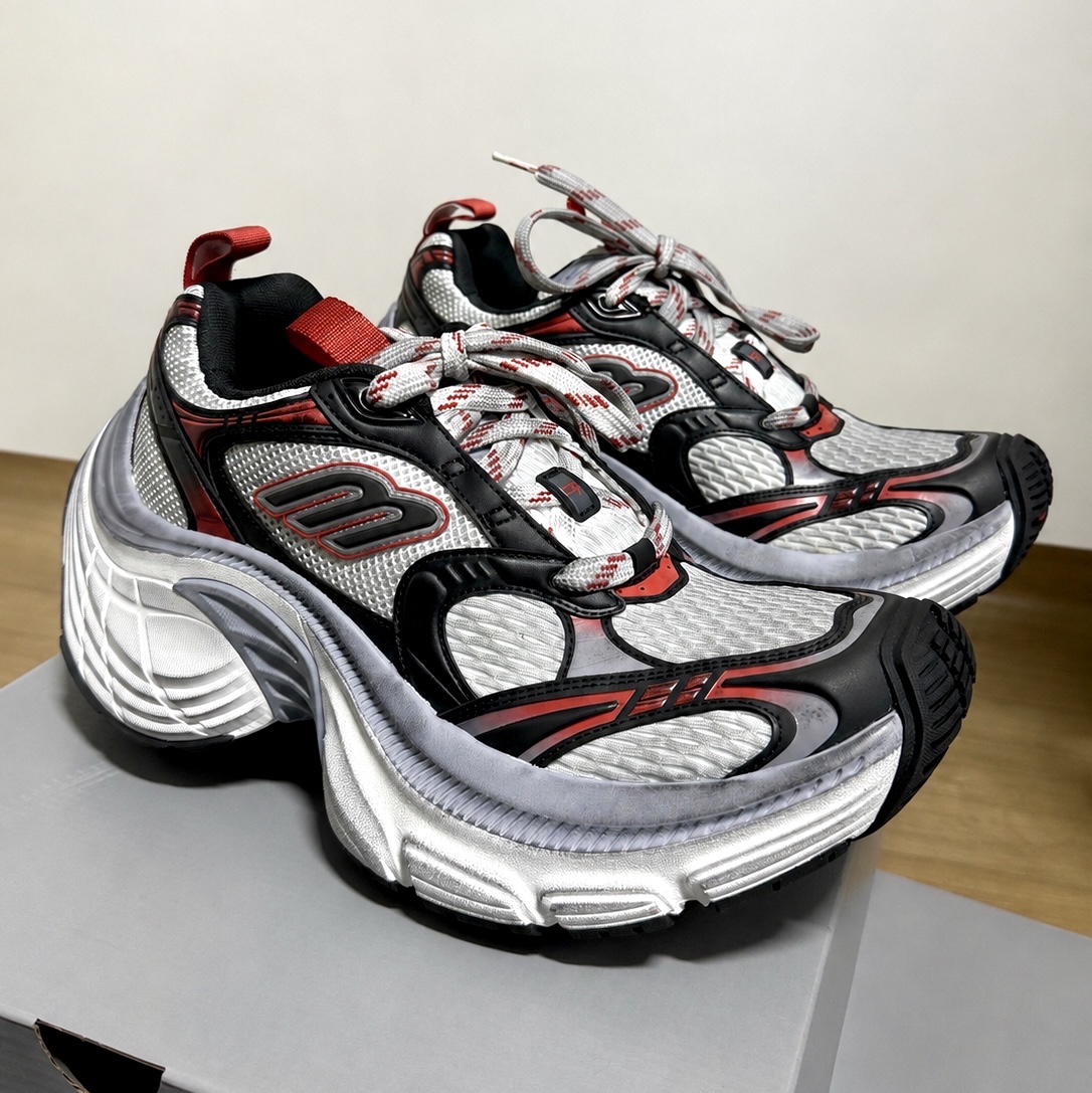 Balenciaga 10XL Sneakers Grey White Red 착용 스타일