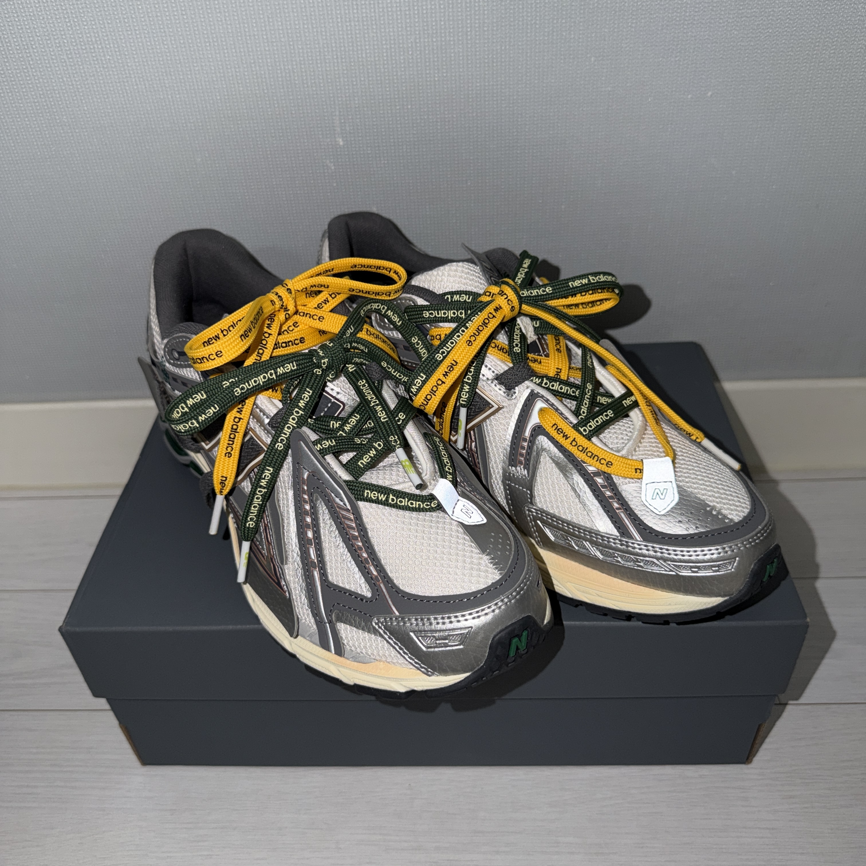 New Balance 1906A Silver Metallic Castlerock 착용 스타일