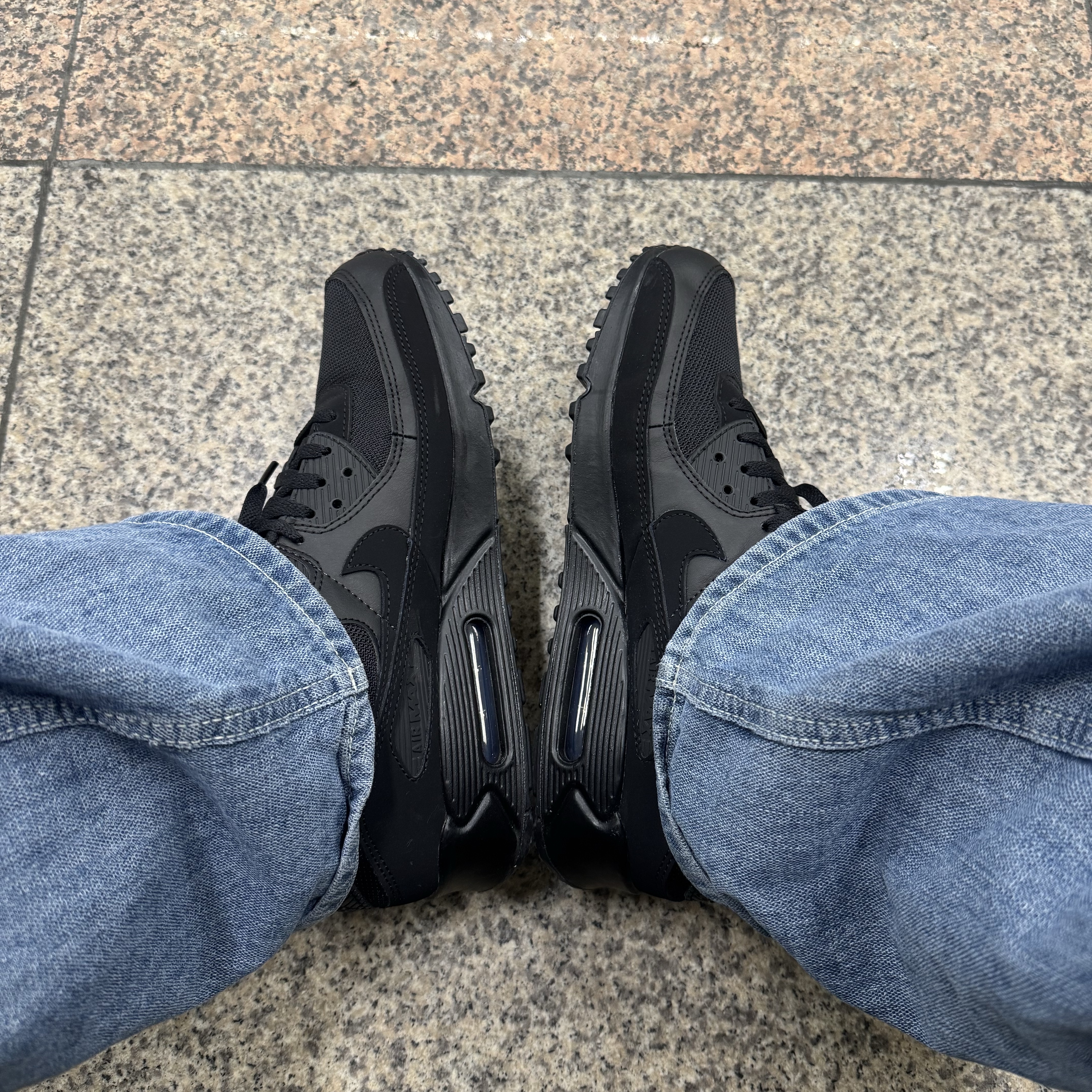 Nike Air Max 90 Triple Black 착용 스타일 - 2