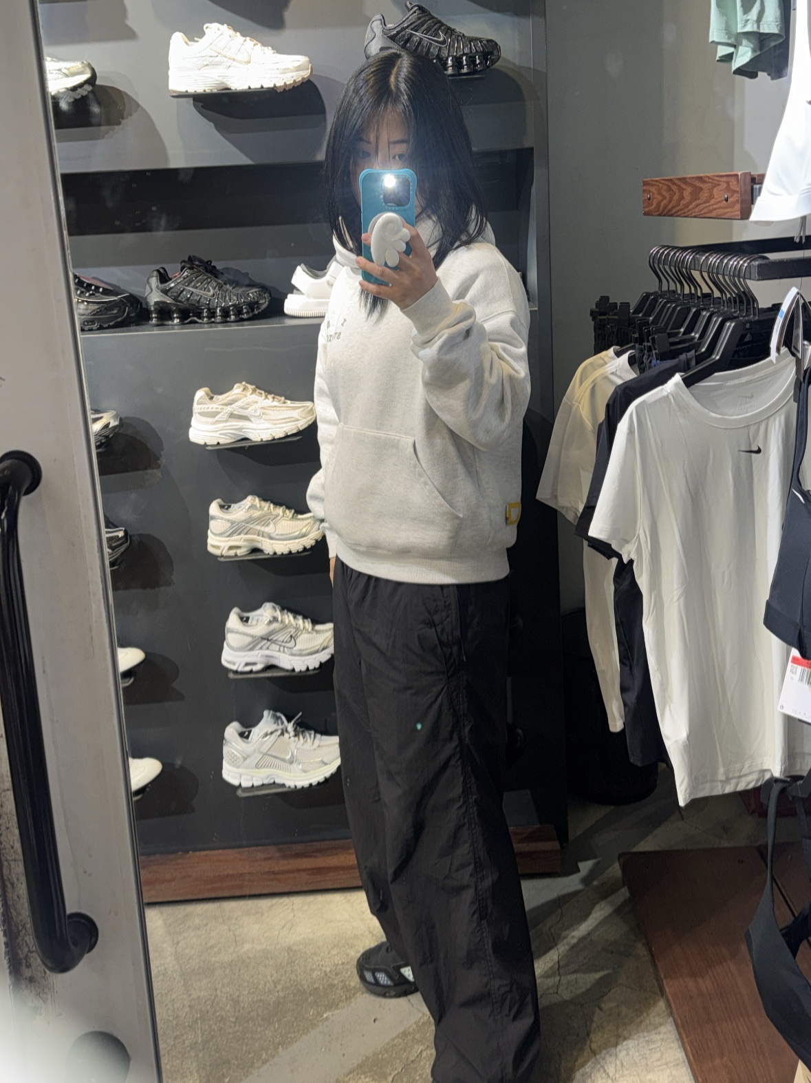 IAB Studio Hoodie Light Gray 착용 스타일