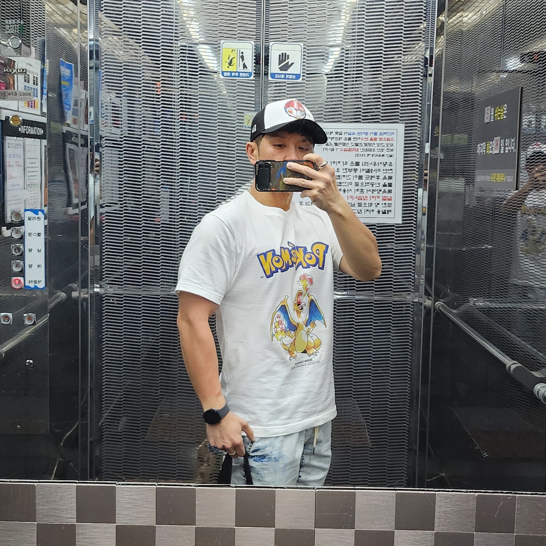 Uniqlo UT x Pokemon Graphic T-Shirt 1A White, New Era x Doraemon Golf 9Forty Cap A Frame Tracker Doraemon Sequins White Black 착용 스타일 - 2