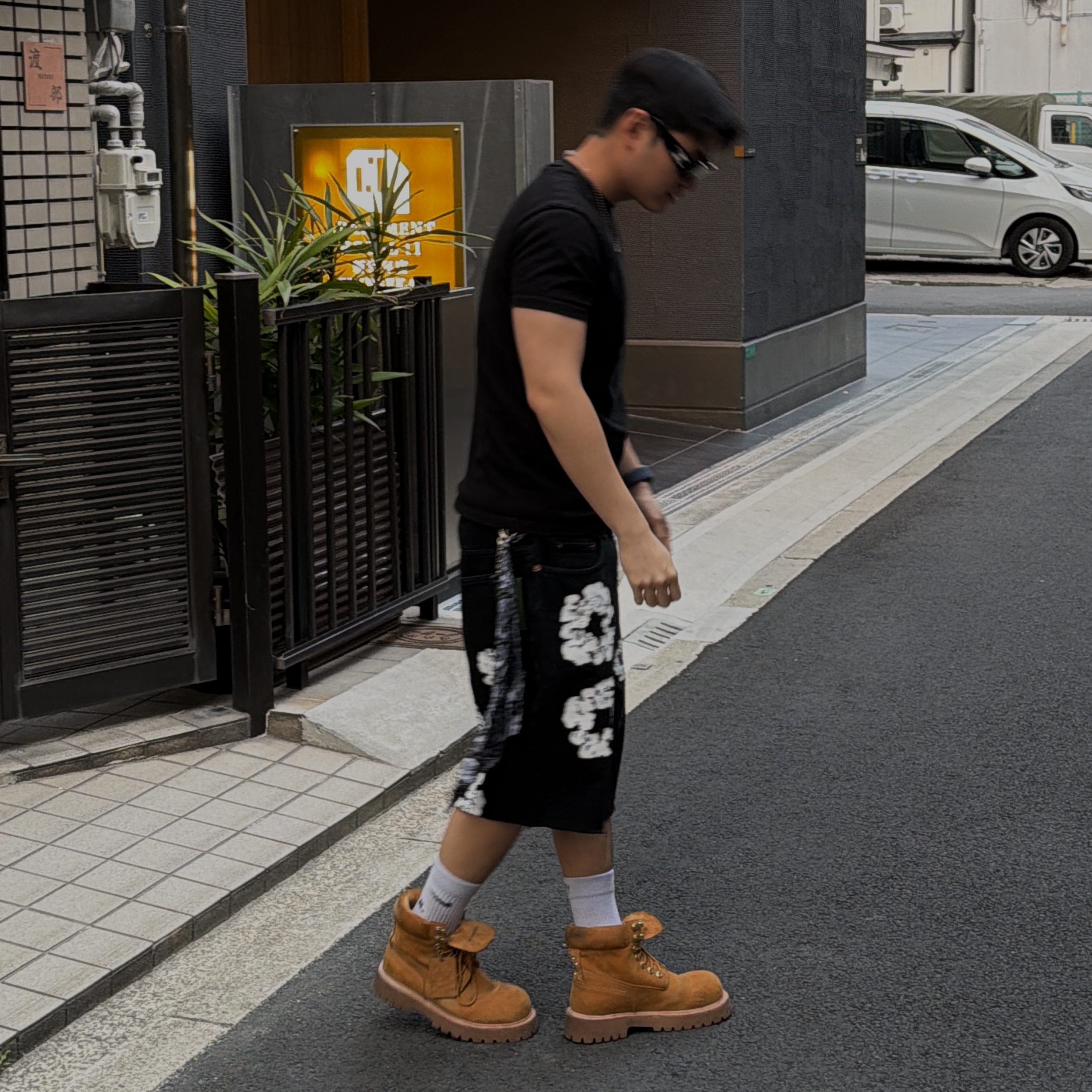 Denim Tears Cotton Wreath Jean Shorts Black, (W) Celine Triomphe XL 01 Sunglasses in Acetate Black 착용 스타일