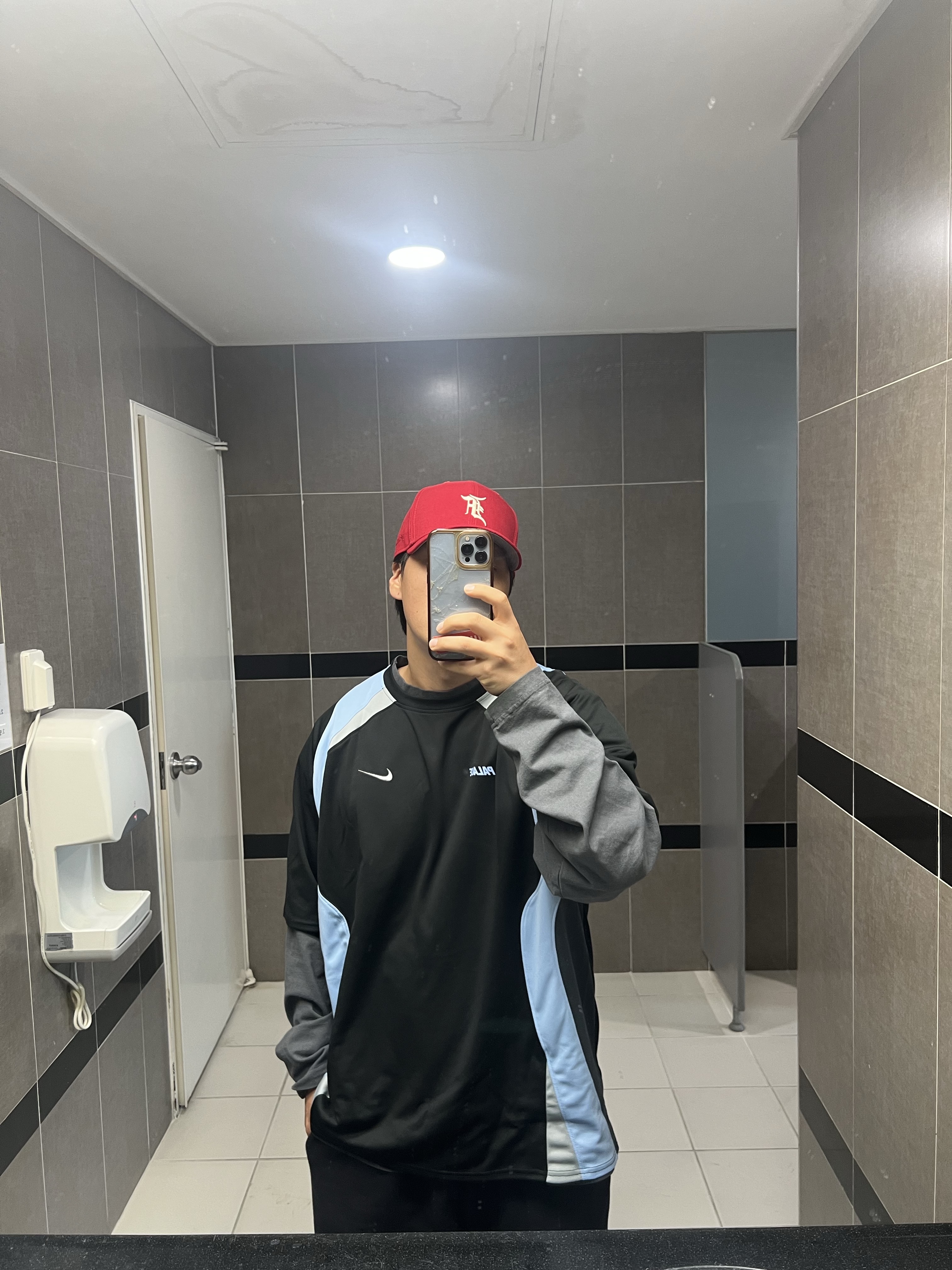 Palace x Nike Jersey Black - 26SS, Yeezy YZY Long Sleeve T-Shirt Dark Grey 착용 스타일