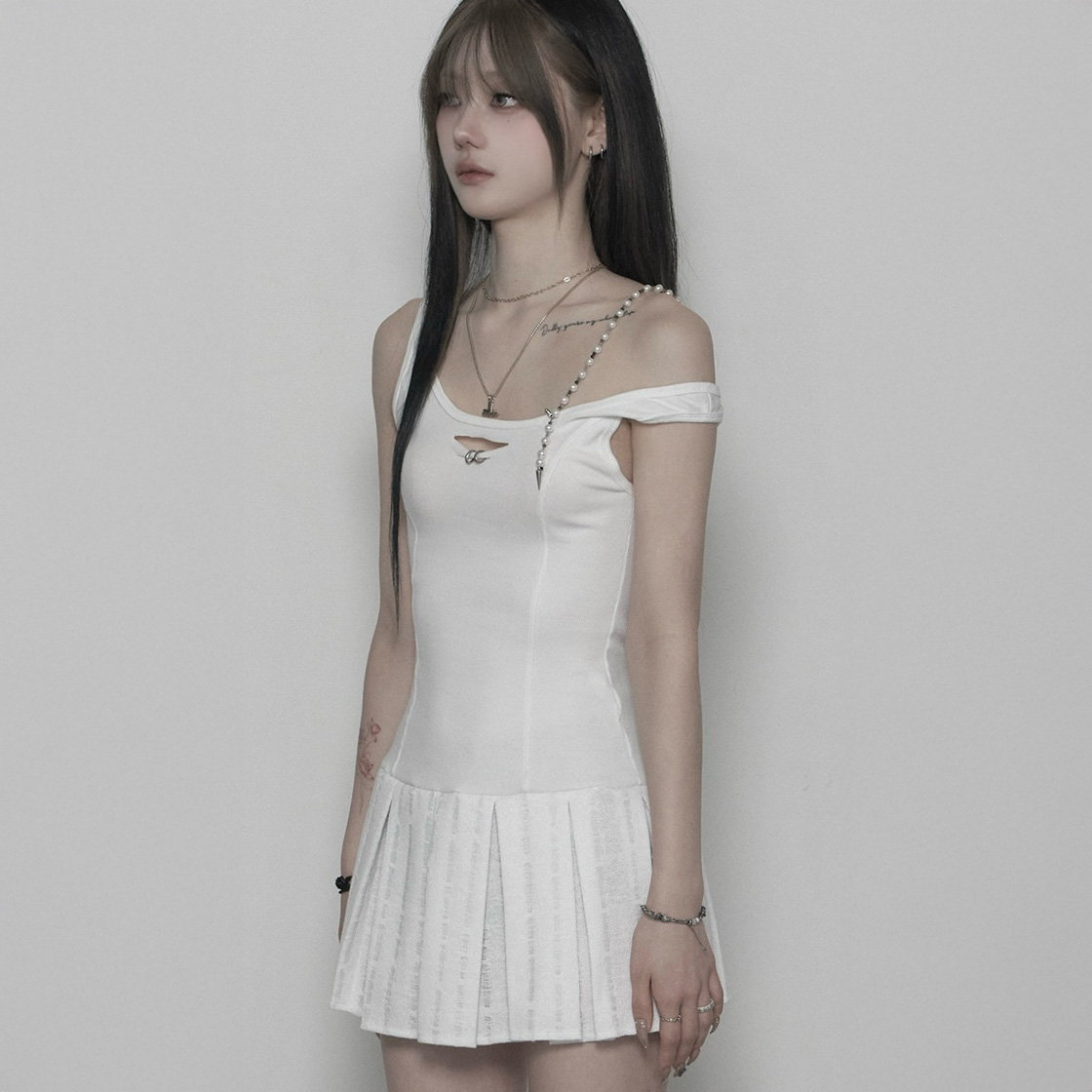 [KREAM 단독] 쇠아 디스트로이 플리츠 비즈 원피스 화이트([KREAM 단독] SØAR Destroy Pleats Beads Dress White) - 4