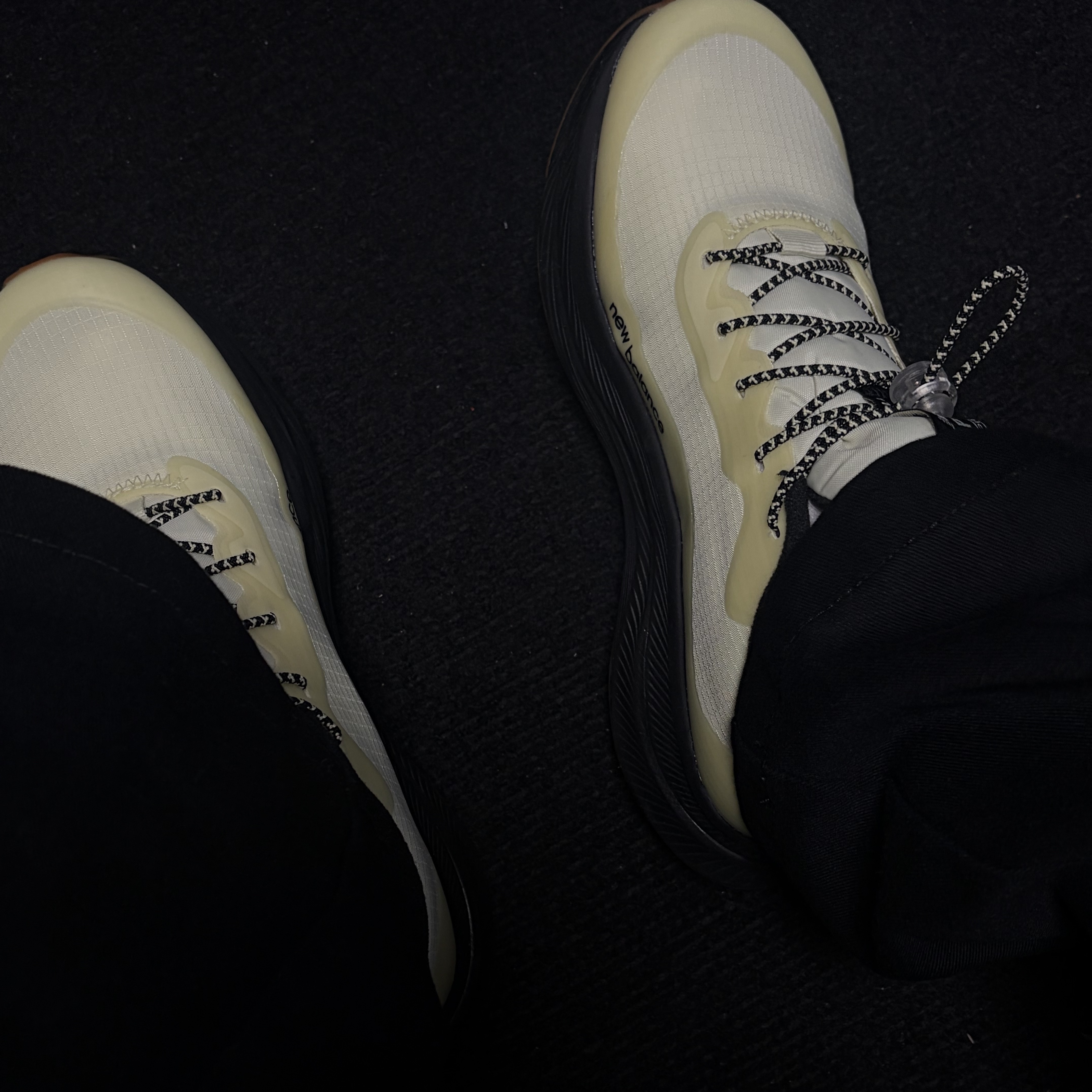 (W) New Balance Fuelcell Propel v4 Permafrost Pistachio Butter Black - D Wide 착용 스타일