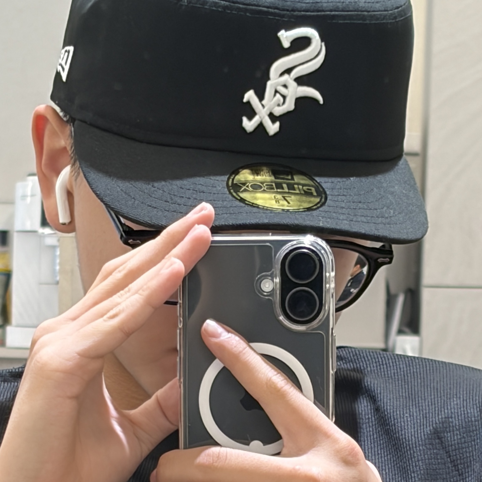 New Era MLB Chicago White Sox Free Curved Pillbox Fitted Cap Black, Apple iPhone 17 256GB Black 착용 스타일