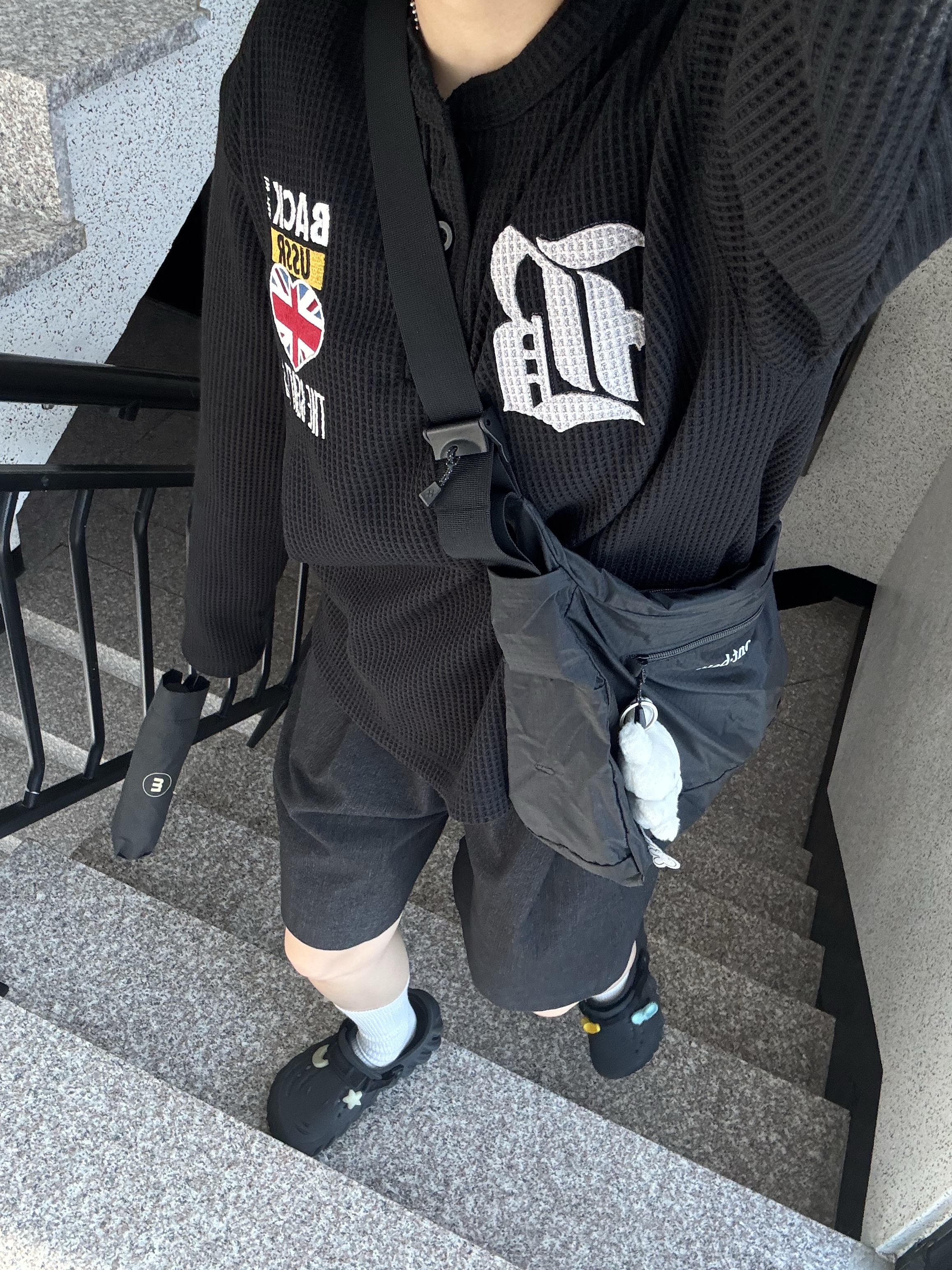 Montbell Pocketable Light Shoulder Bag Small Black, Miffy x Bon Ton Toys Sitting Keychain with Scarf White 착용 스타일 - 3