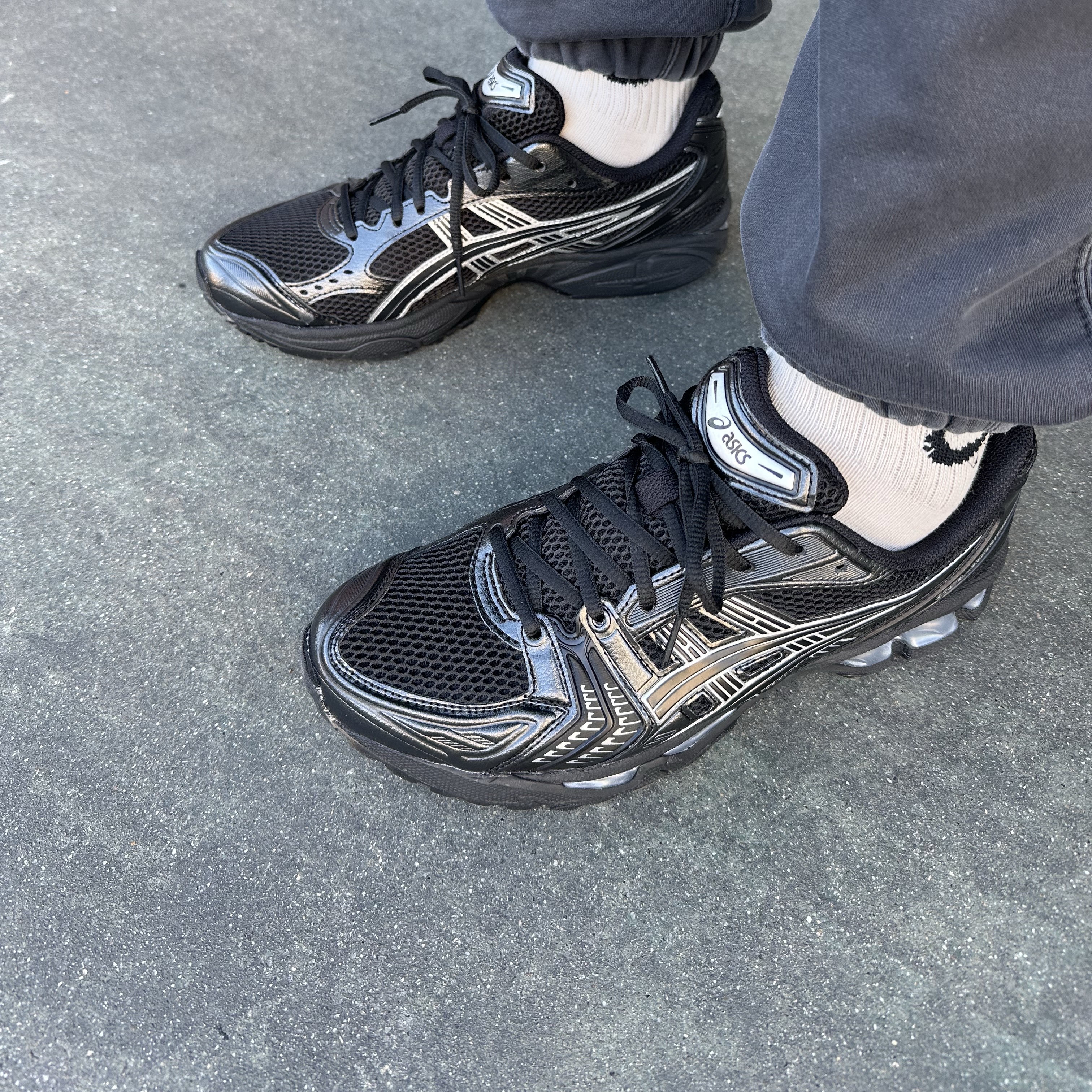 Asics Gel-Kayano 14 Black Pure Silver 착용 스타일 - 2