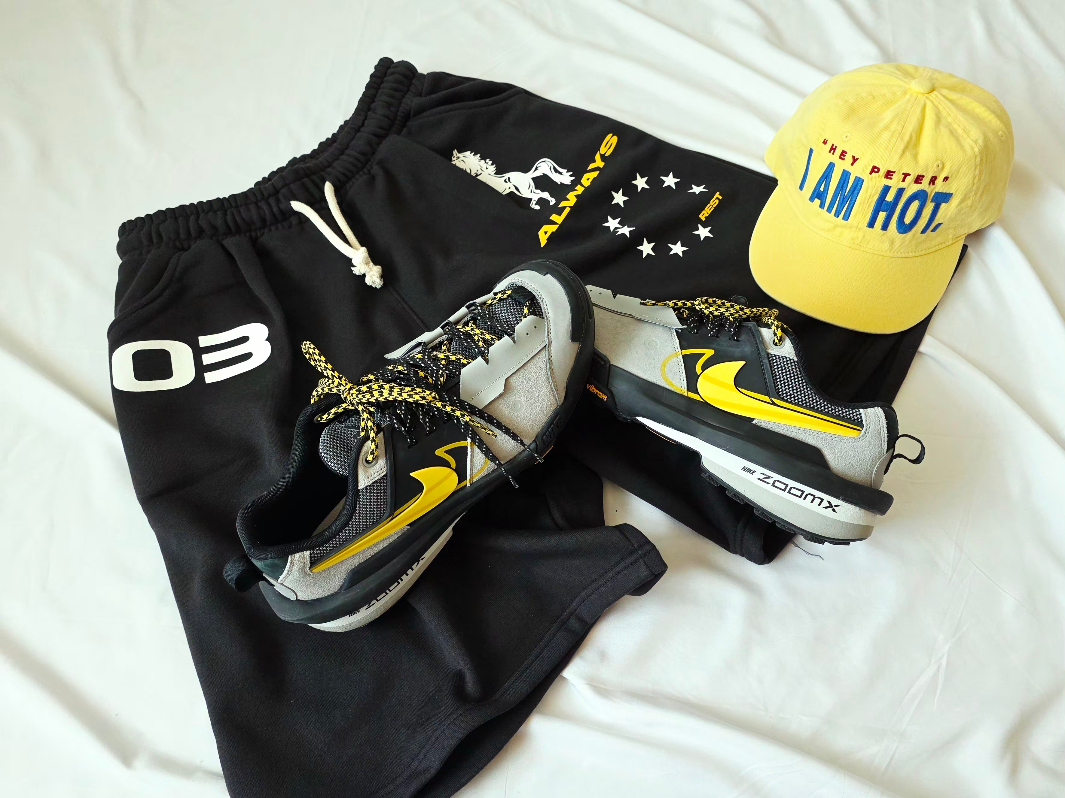 AMOU Horse One Tuck Bermuda Pants Blue, Nike x Eric Koston SB Air Max 95 Obsidian and Speed Yellow 착용 스타일 - 2