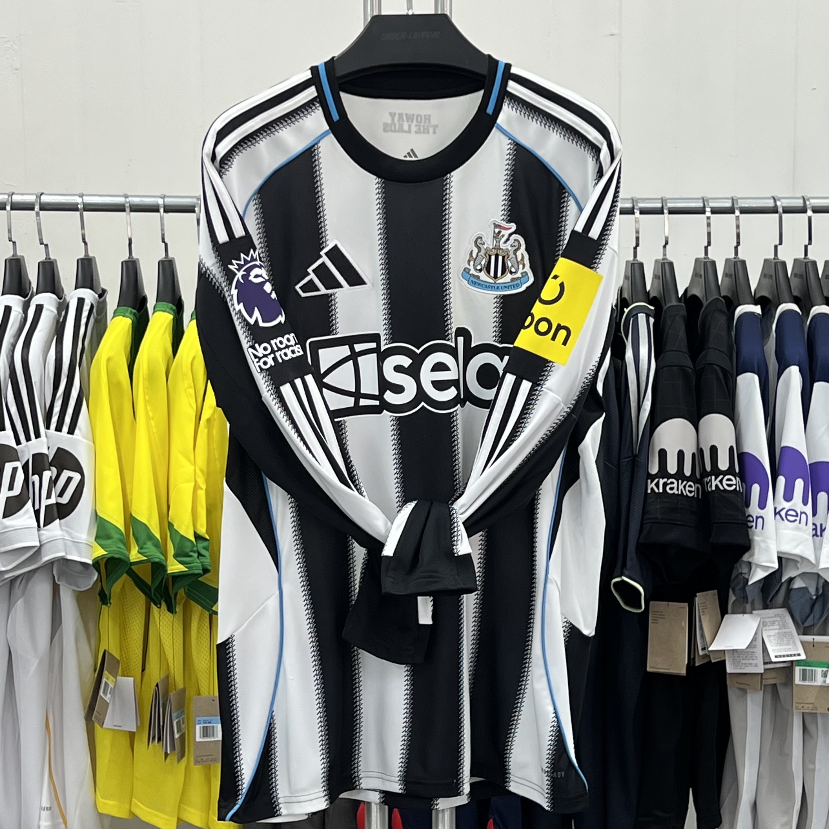 Adidas Newcastle United FC 25/26 Home Jersey Black White - KR Sizing (Non Marking Ver.), Adidas Newcastle United FC 2025/26 Home Long Sleeve Jersey Black White - KR Sizing (Non Marking Ver.) 착용 스타일 - 2