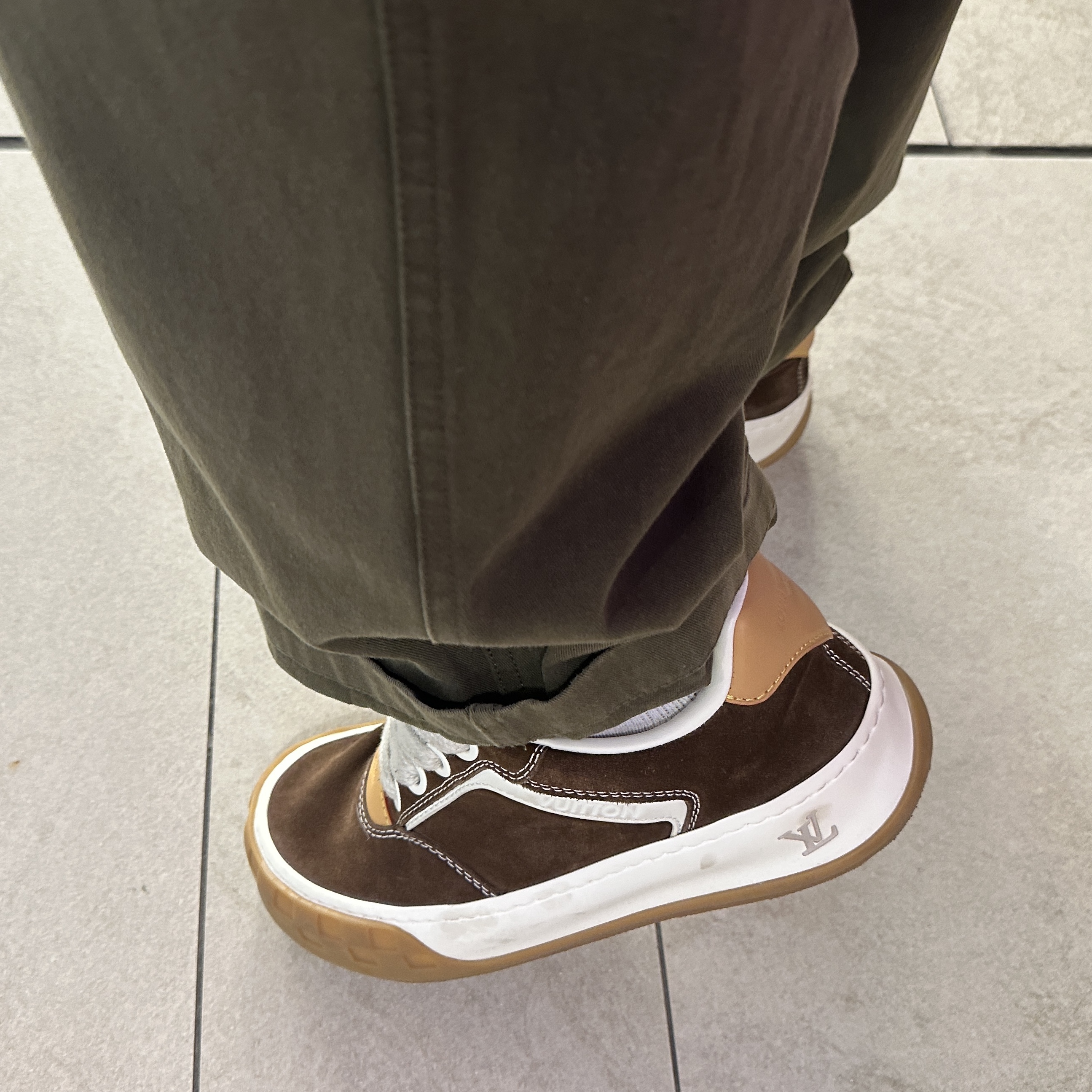 Louis Vuitton LV Tilted Sneakers Brown 착용 스타일