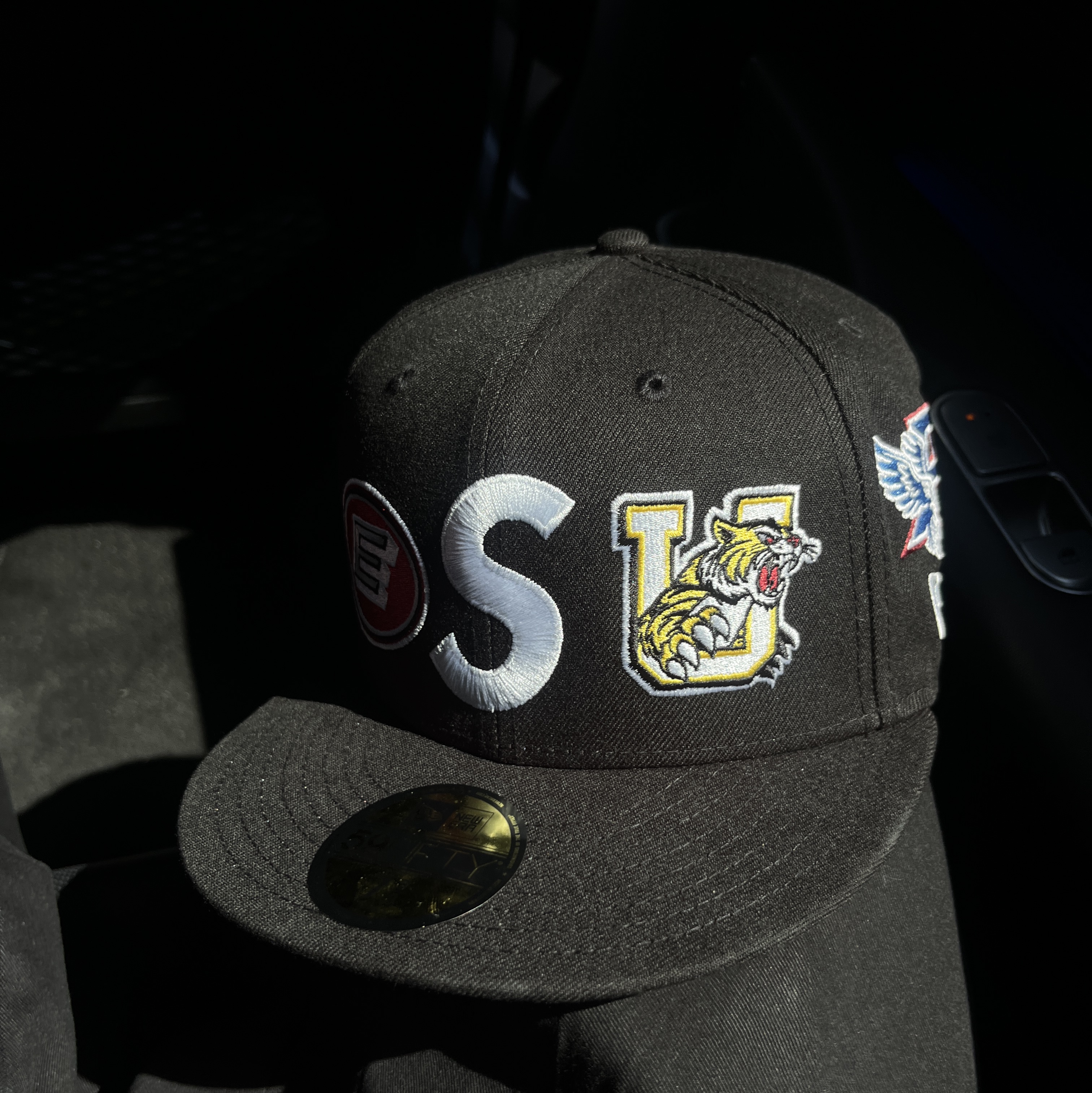Supreme Mascots S Logo New Era Black - 26SS 착용 스타일 - 1