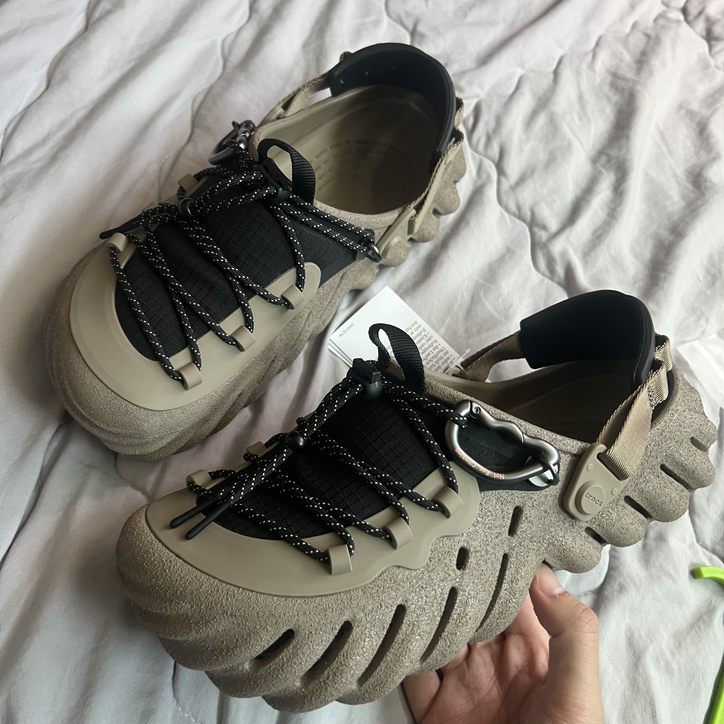 Crocs Echo City Adventure Clog Khaki 착용 스타일