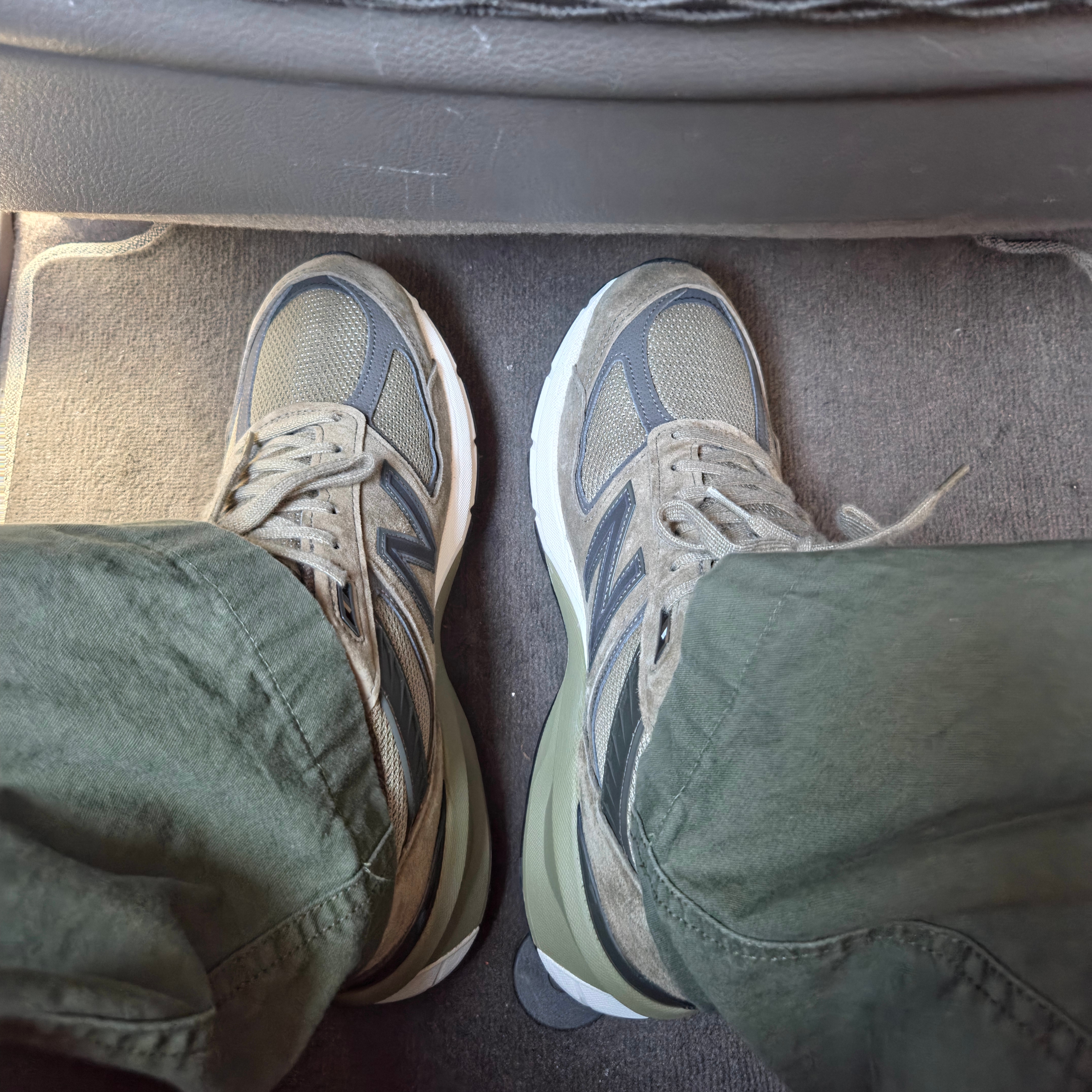New Balance 990v5 Made in USA Khaki 착용 스타일 - 1
