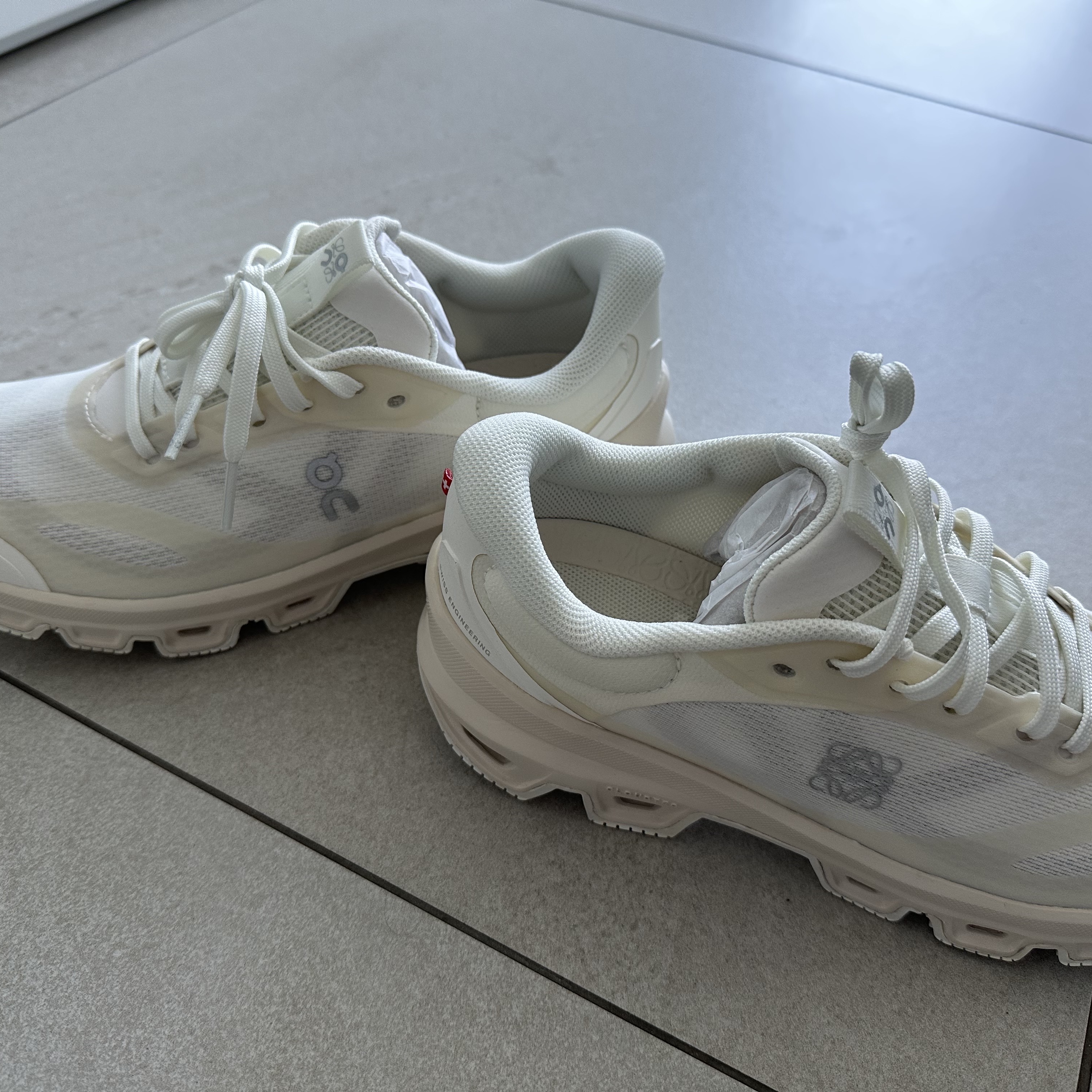 (W) Loewe x On Running Cloudventure 2 Eggshell 착용 스타일 - 2