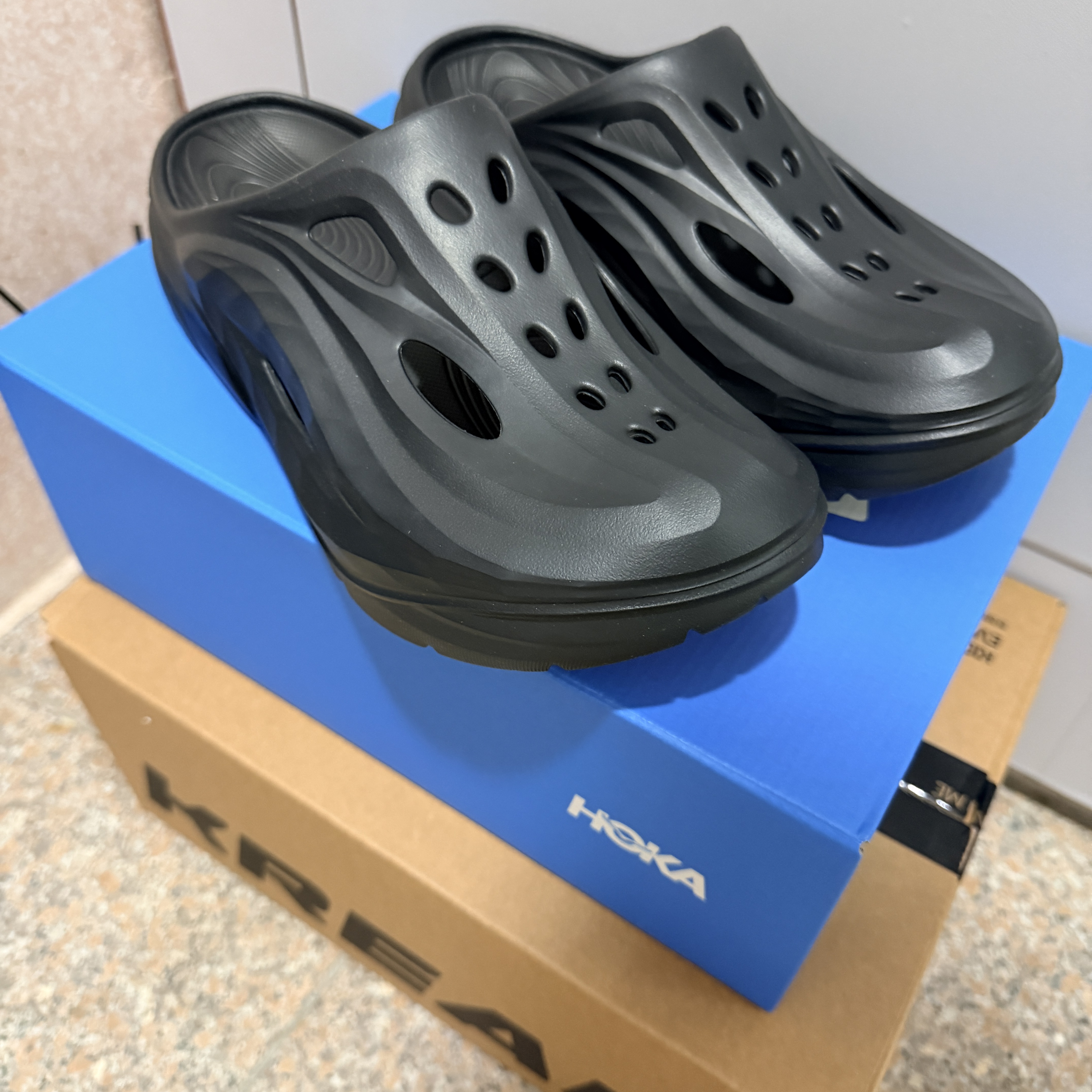 Hoka Ora Recovery Mule Black 착용 스타일 - 1
