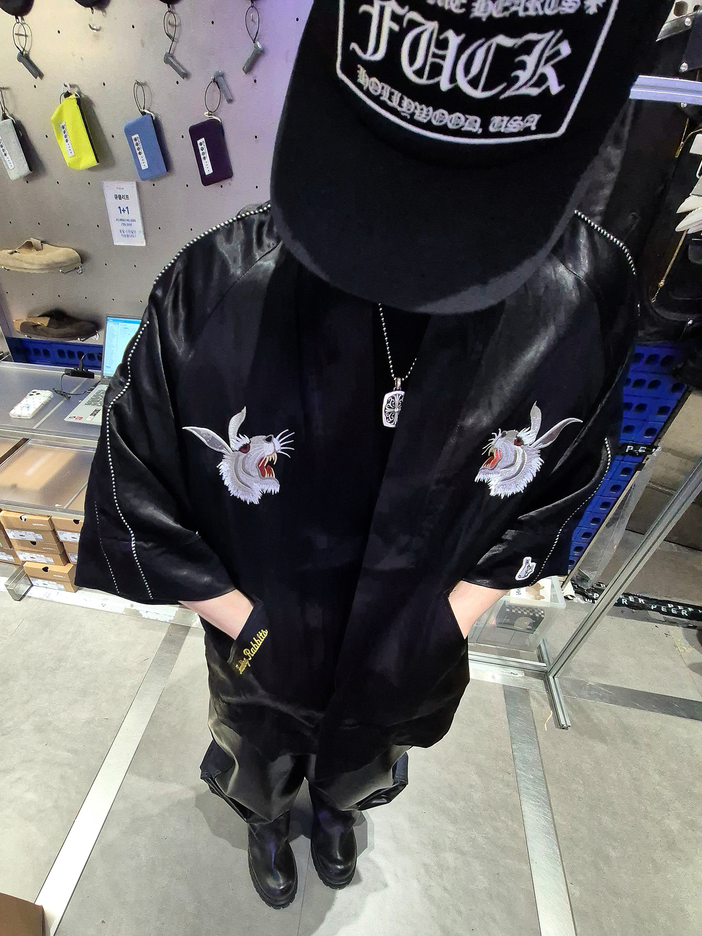 Chrome Hearts Fuck Hollywood Trucker Hat Black 착용 스타일 - 1
