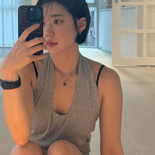 DHYANI Drape Halter Top (Brick Brown) 착용 스타일