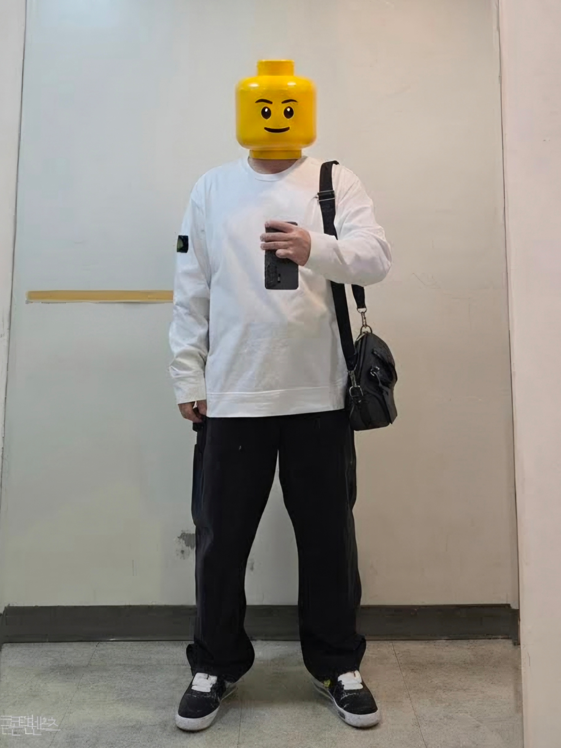 Stone Island 63750 Garment Dyed Heavy Cotton Long Sleeve T-Shirt White - 22SS, Nike x Peaceminusone Air Force 1 Low Para-Noise 3.0 Black and Multicolor 착용 스타일