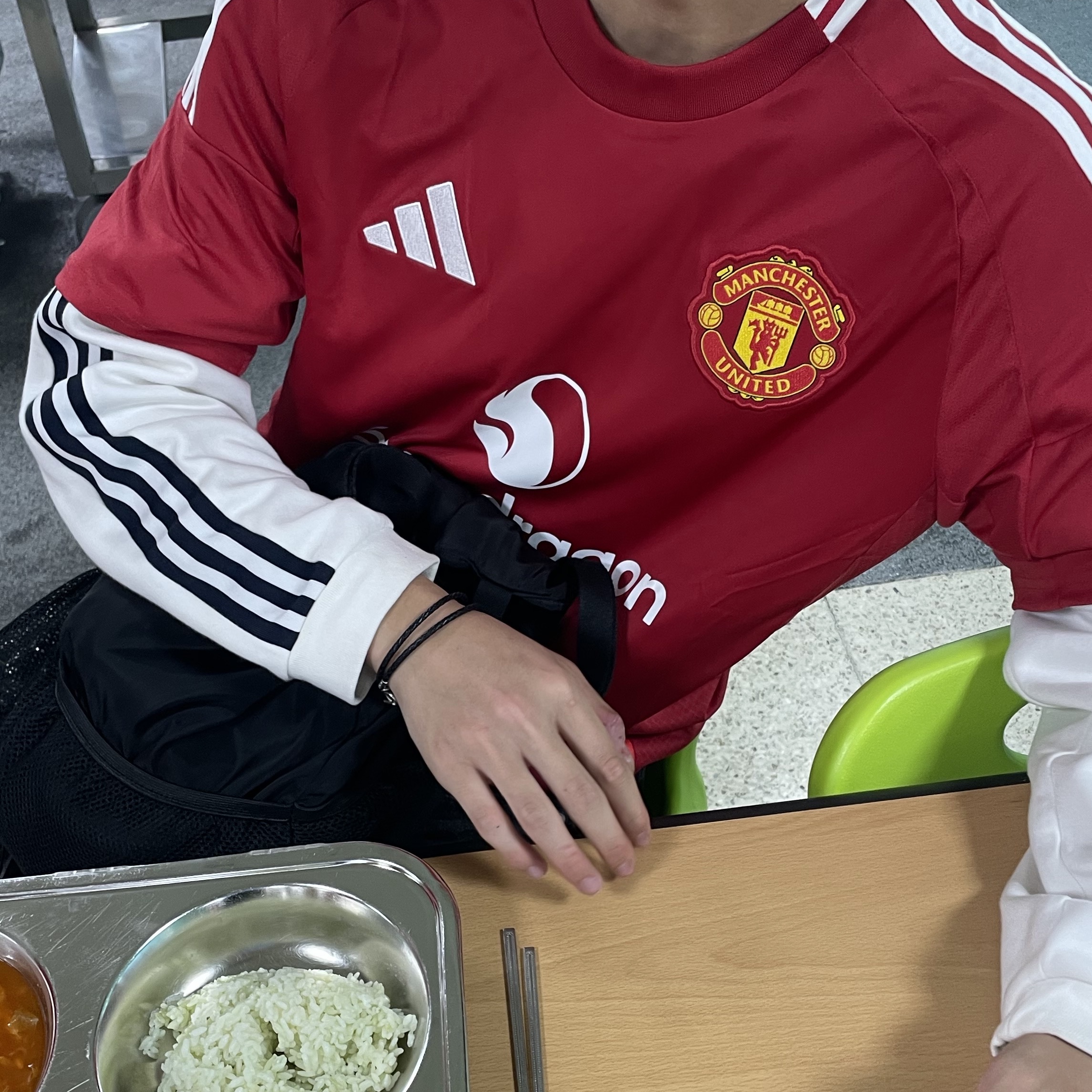 Adidas Manchester United 2024/25 Home Jersey Manchester United FC Red - KR Sizing (Non Marking Ver.), Adidas Essentials Loose Fit 3S Long Sleeve T-Shirt White - KR Sizing 착용 스타일 - 3