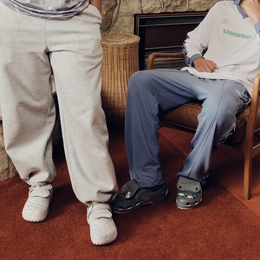 Crocs x Umbro Classic Clog Bone Slate Grey, Crocs x Umbro Crafted Clog Atmosphere 착용 스타일