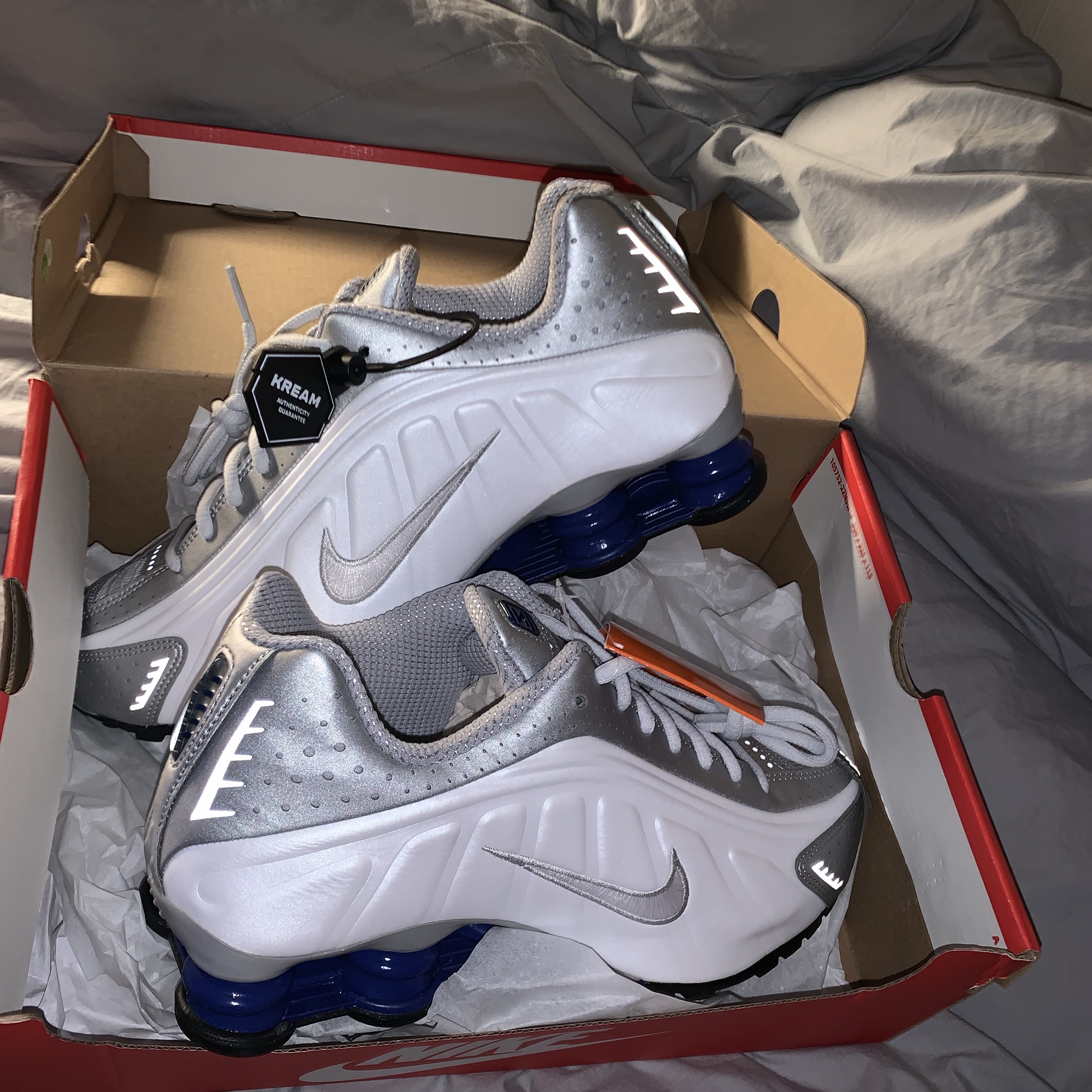 Nike Shox R4 White Metallic Silver Deep Royal Blue White 착용 스타일