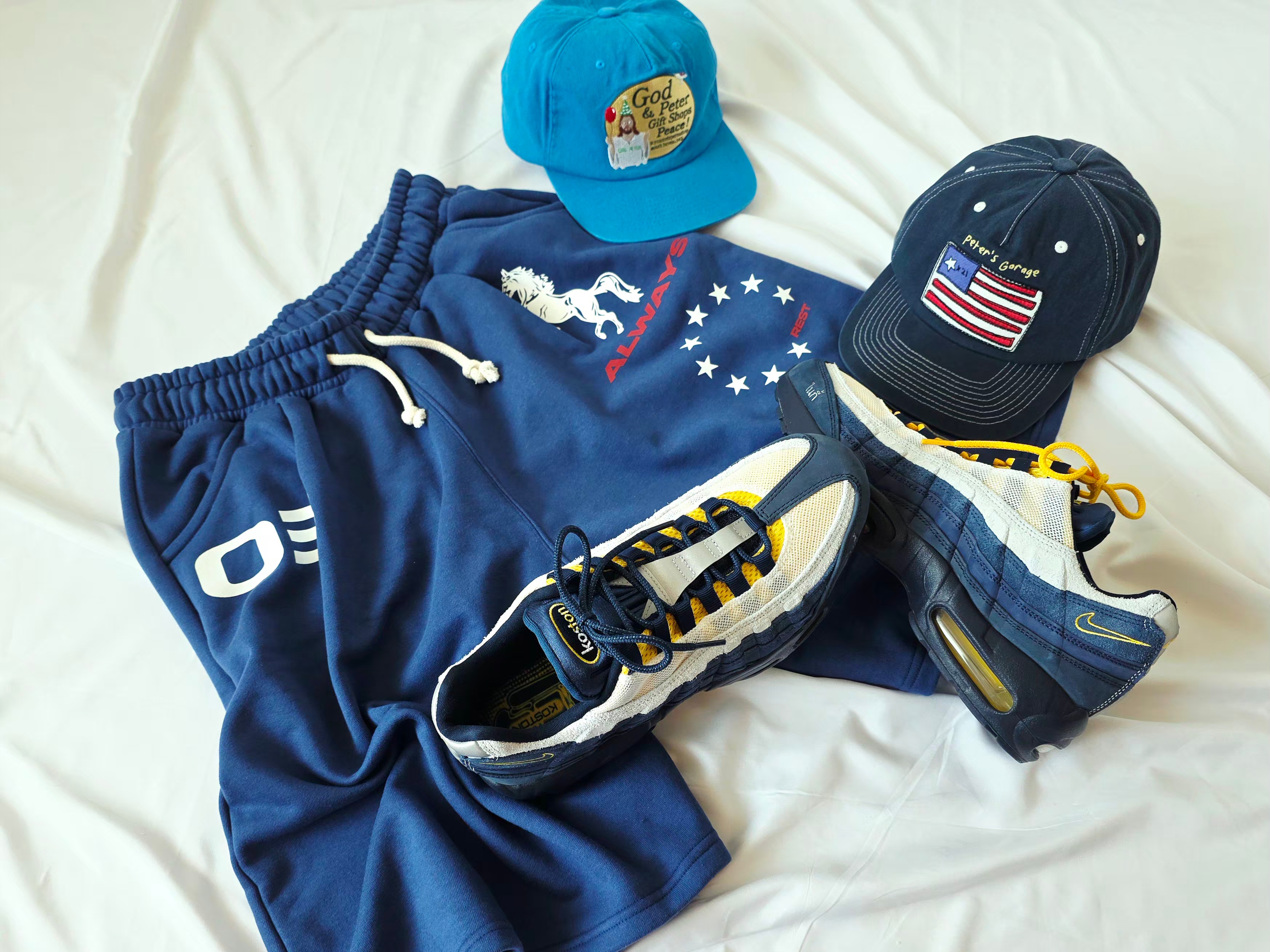 AMOU Horse One Tuck Bermuda Pants Blue, Nike x Eric Koston SB Air Max 95 Obsidian and Speed Yellow 착용 스타일 - 1
