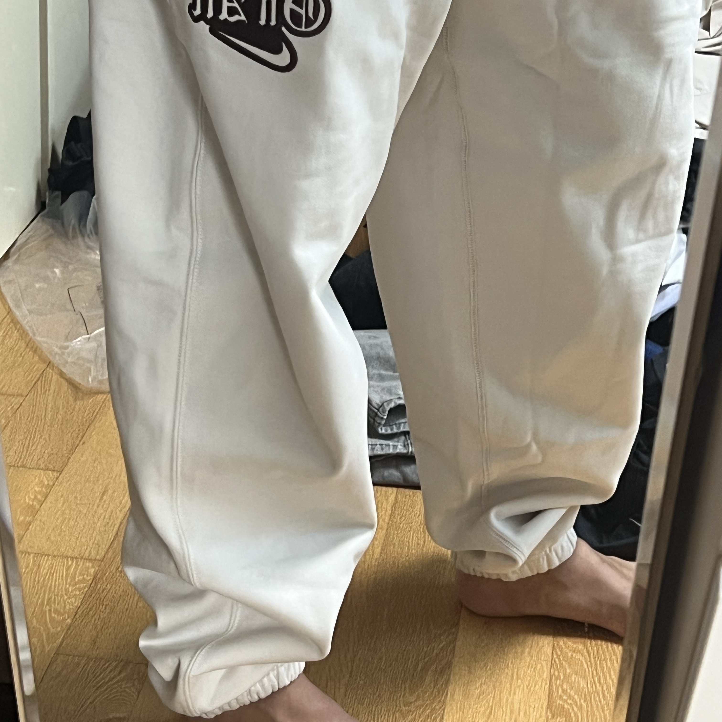 Nike Solo Swoosh Cuff Fleece Pants Phantom (IQ5560-030) 착용 스타일