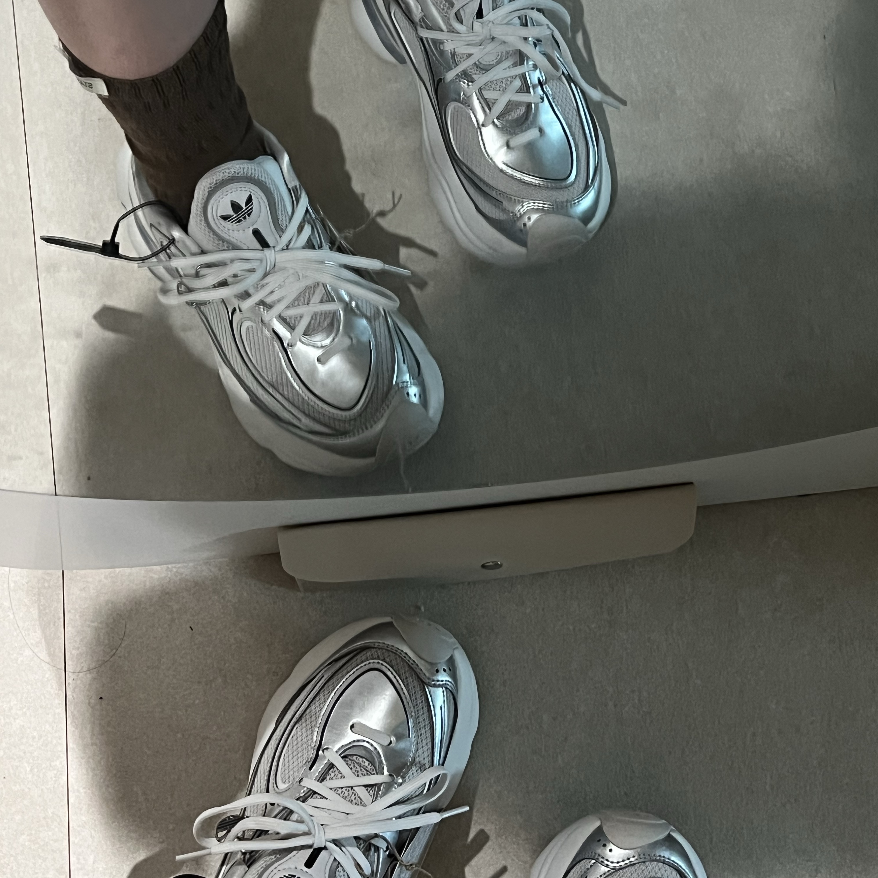 (W) Adidas Ozvenuz Silver Metallic Grey One 착용 스타일