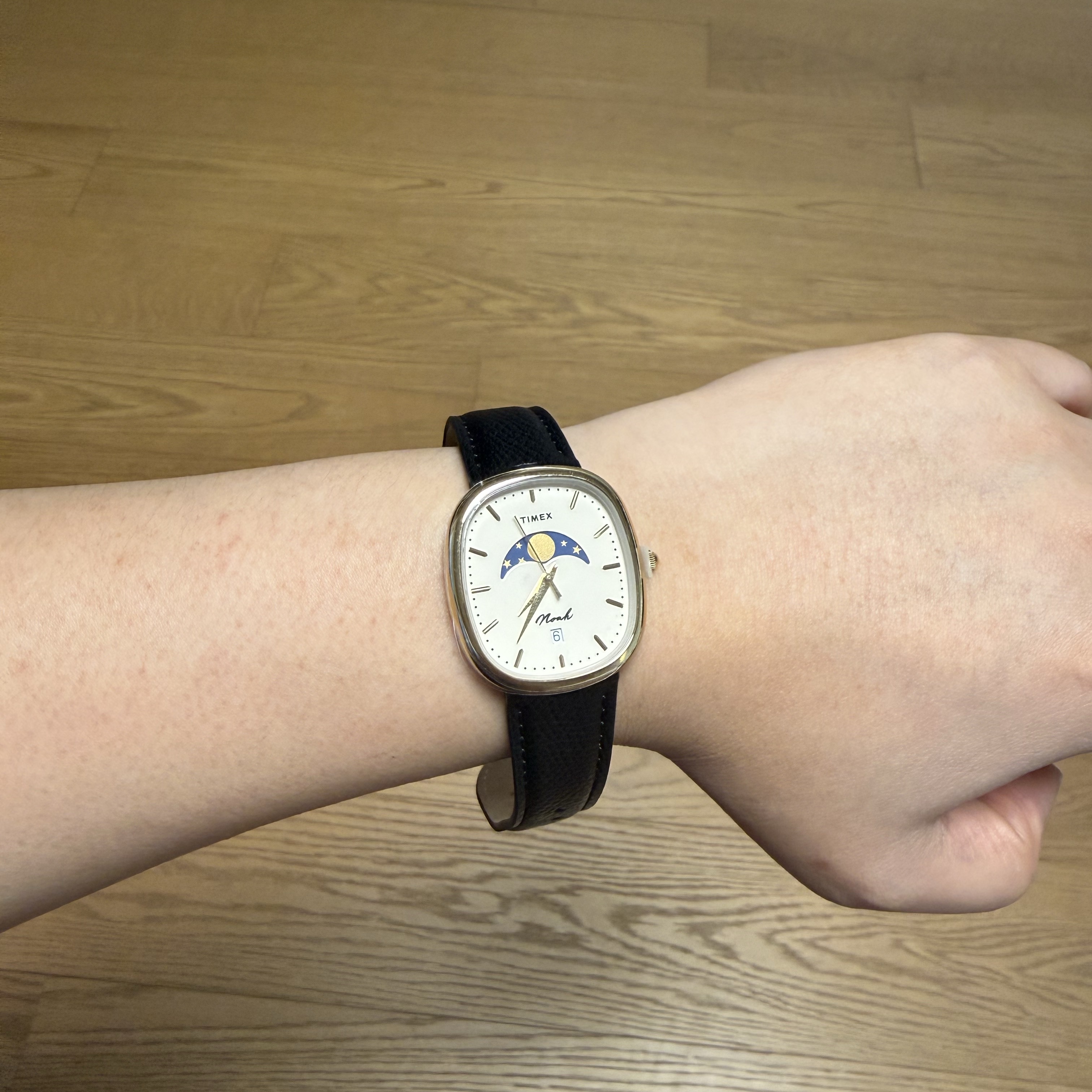 Timex x Noah Oval Moon Phase Watch Black Gold 착용 스타일 - 2