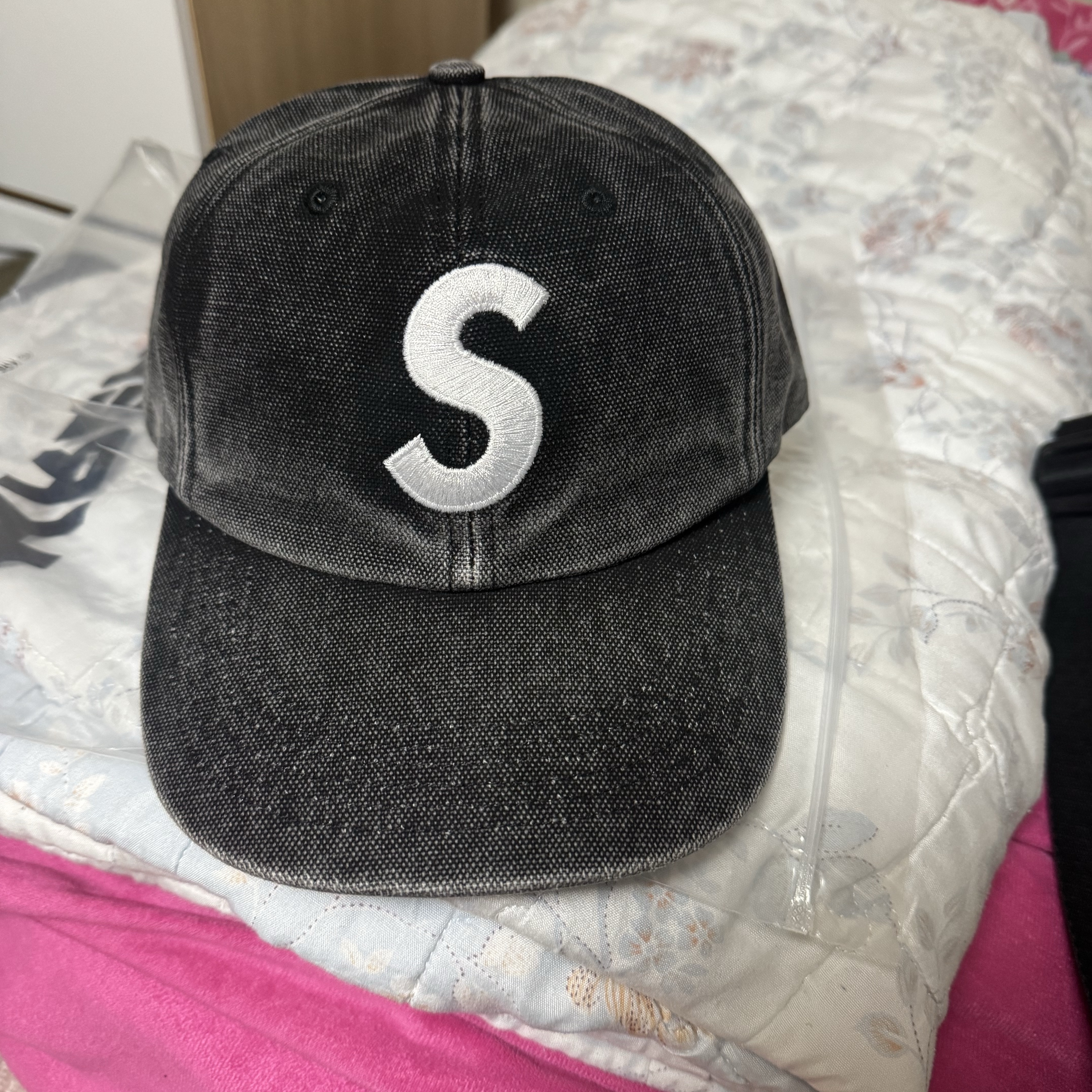 Supreme Pigment S Logo 6-Panel Black - 24FW 착용 스타일