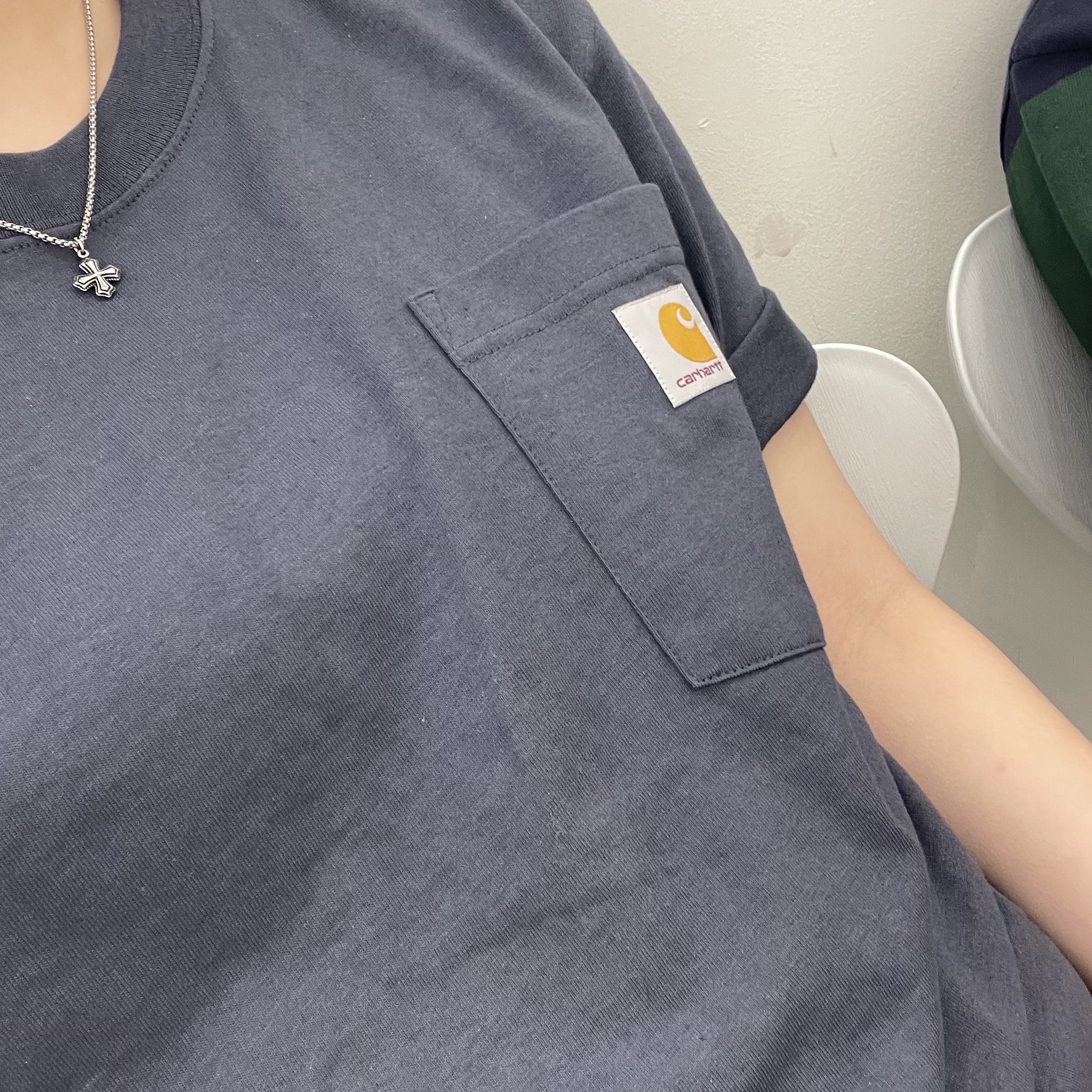 Carhartt Loose Fit Heavyweight Regular Short Sleeve Pocket T-Shirt Bluestone 착용 스타일