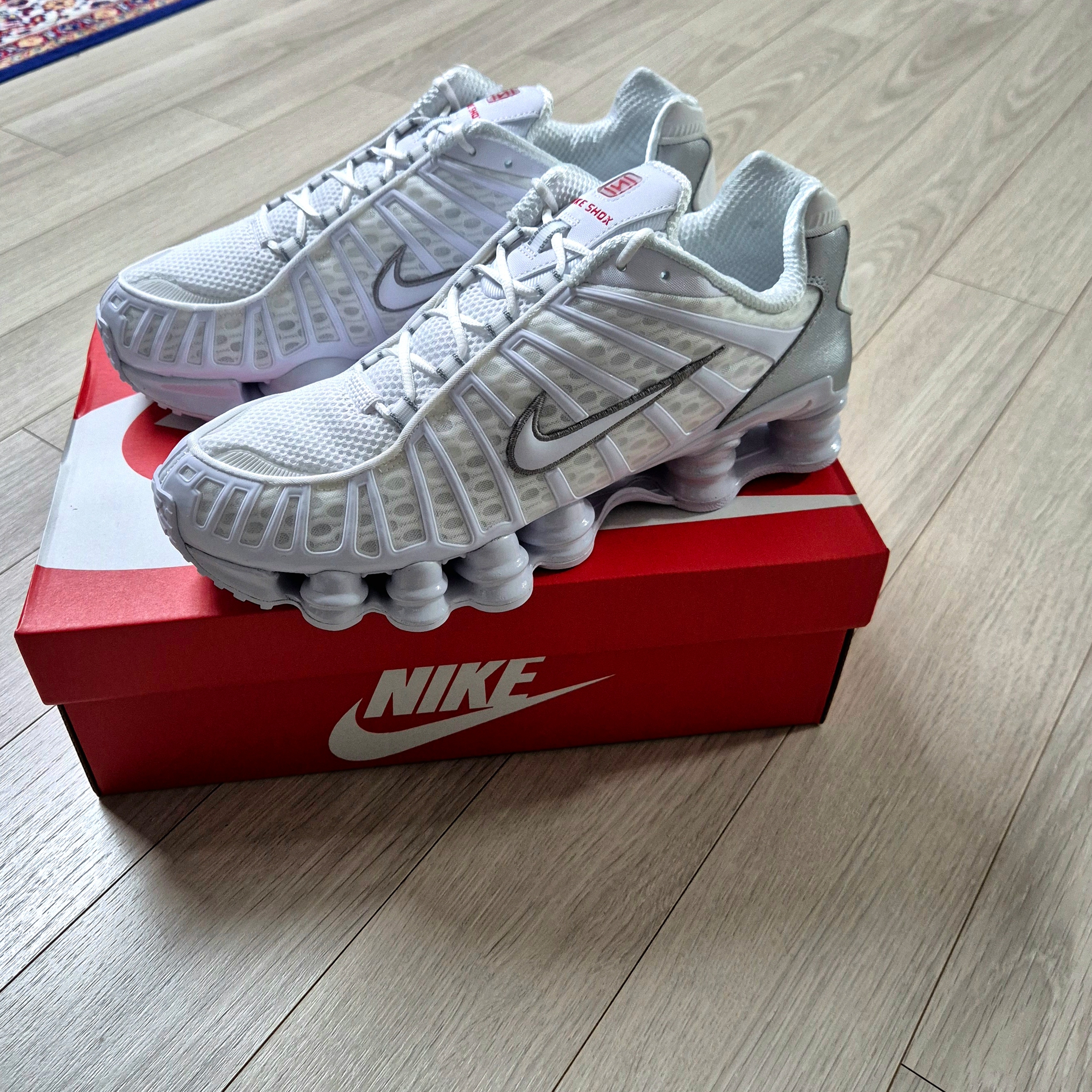 Nike Shox TL Metallic Silver 착용 스타일 - 1