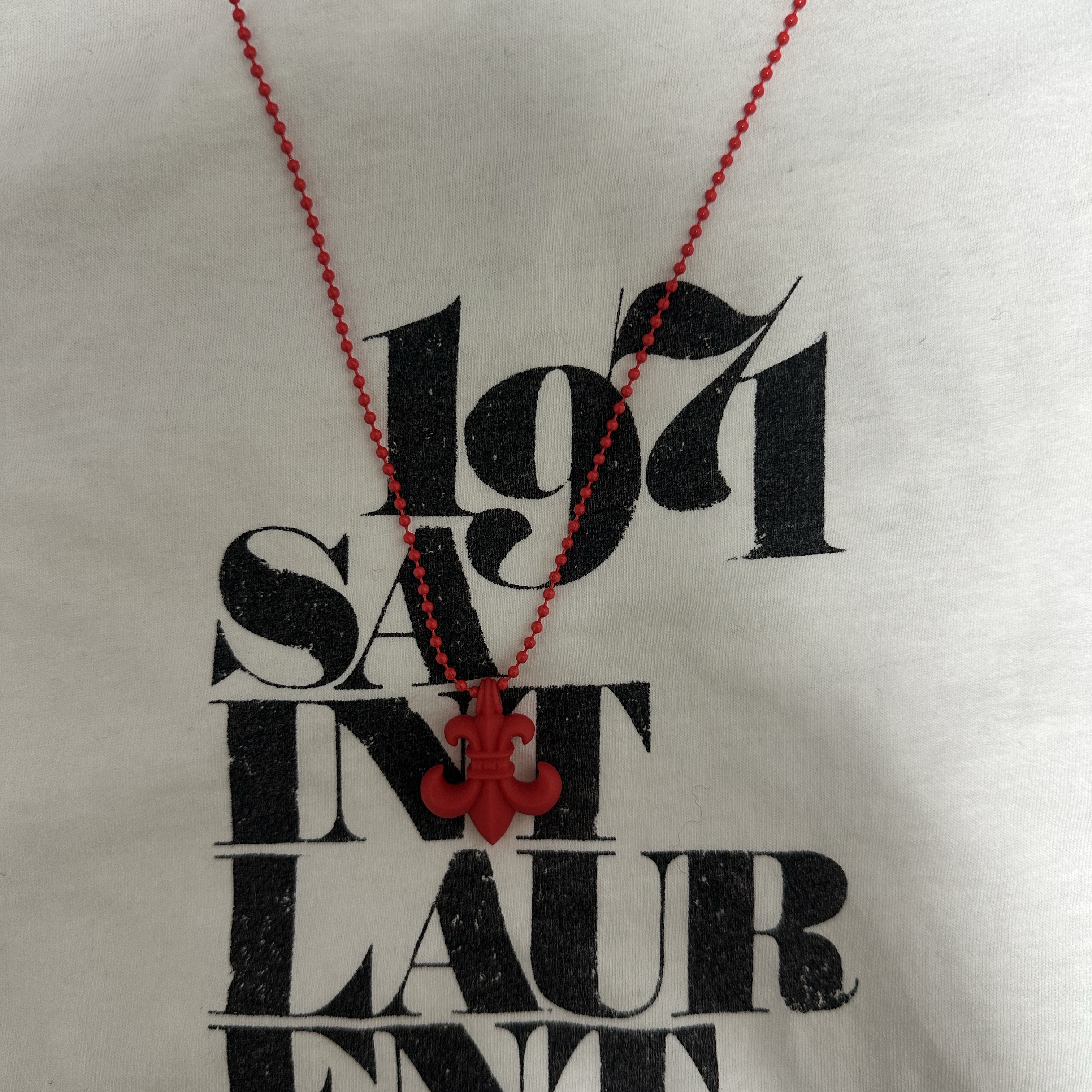 Chrome Hearts Silichrome BS Fleur Pendant Red 착용 스타일