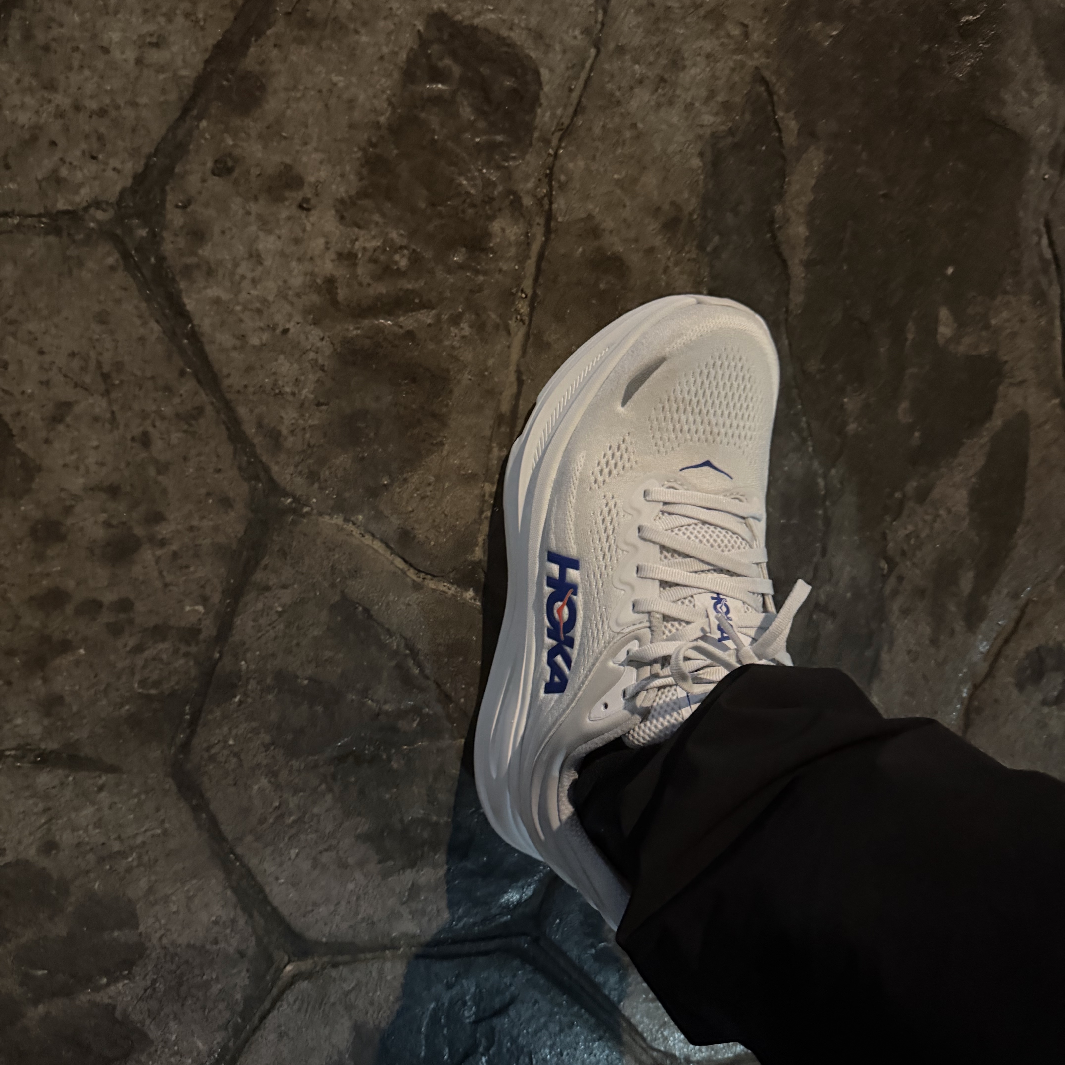 Hoka Bondi 9 Cosmic Grey Ultramarine - Wide 착용 스타일